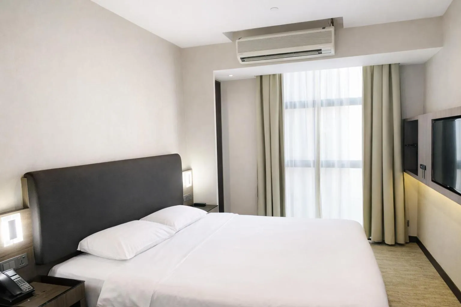 Bedroom, Bed in Amrise Hotel Kitchener