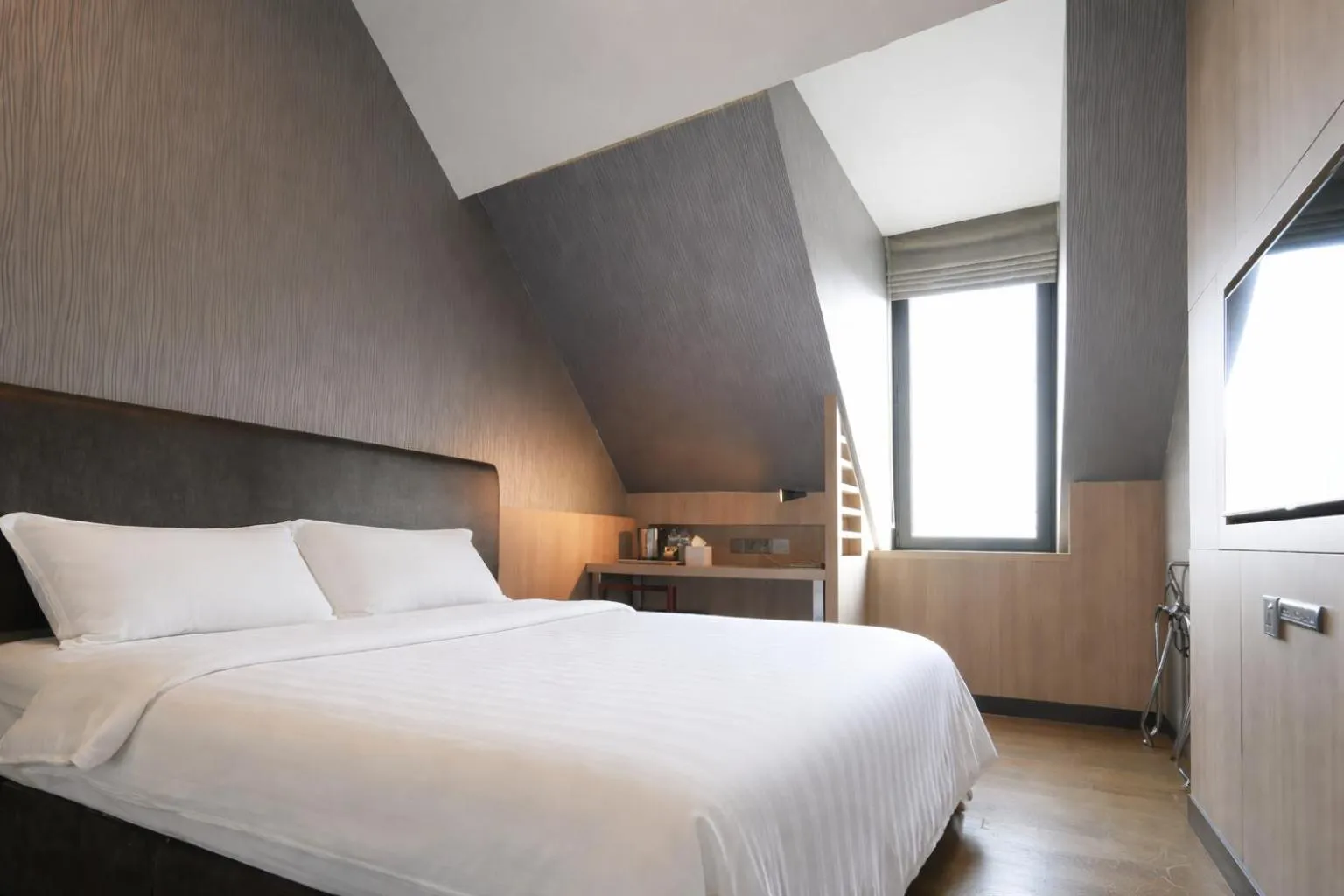 Bedroom, Bed in Amrise Hotel Kitchener