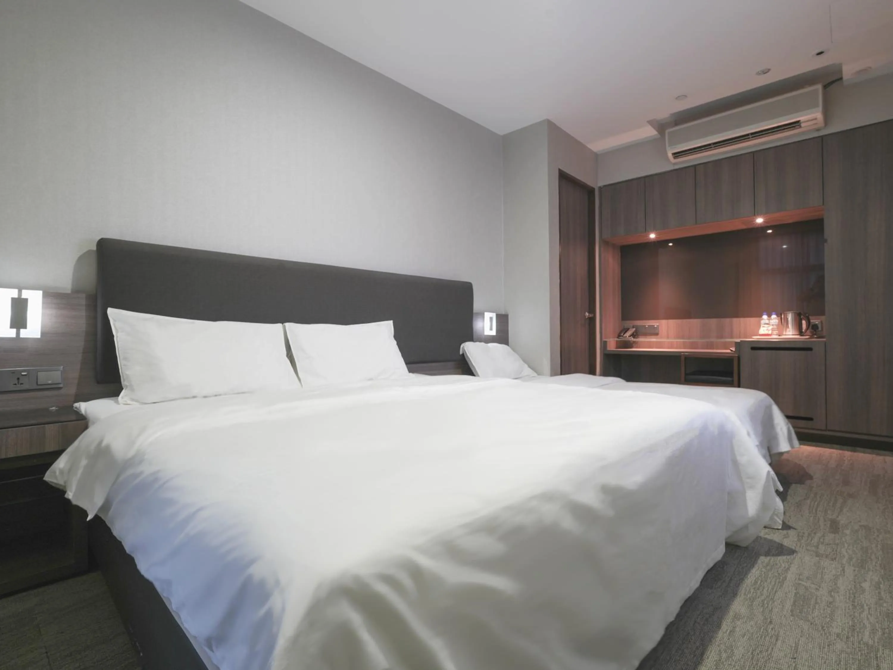 Bed in Amrise Hotel Kitchener