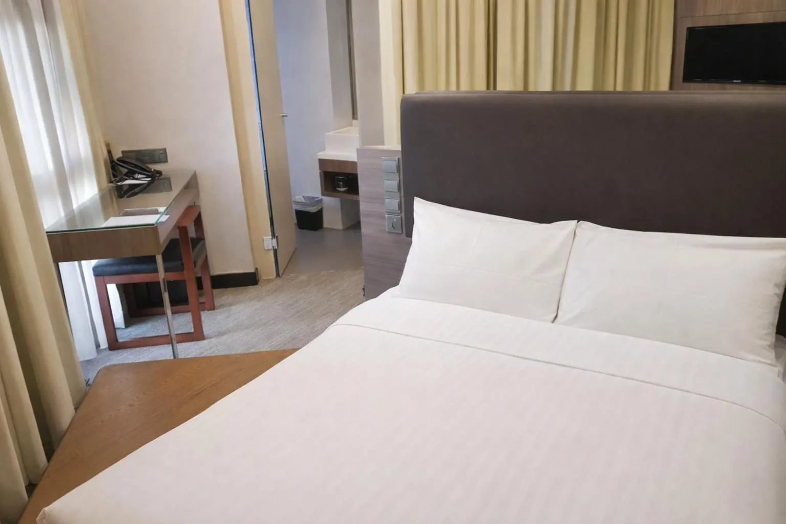 Bedroom, Bed in Amrise Hotel Kitchener