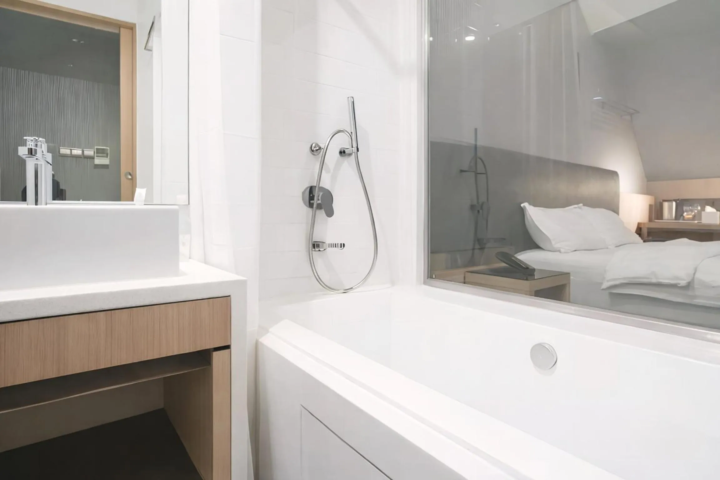 Bath in Amrise Hotel Kitchener