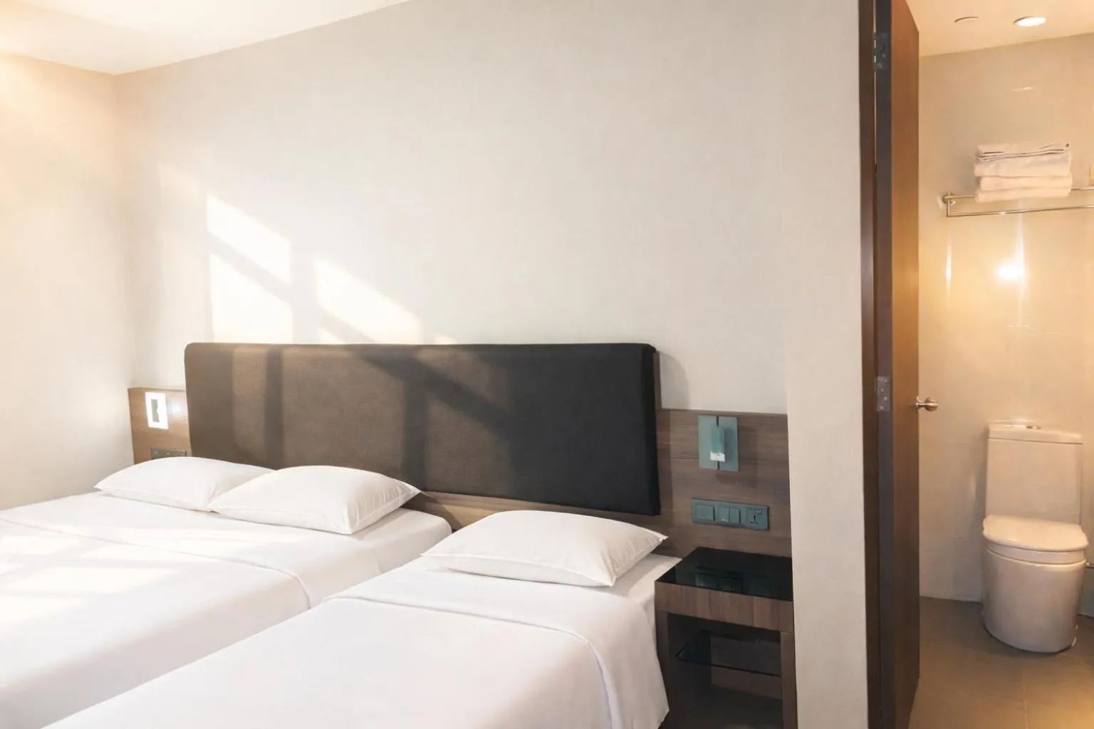 Bedroom, Bed in Amrise Hotel Kitchener