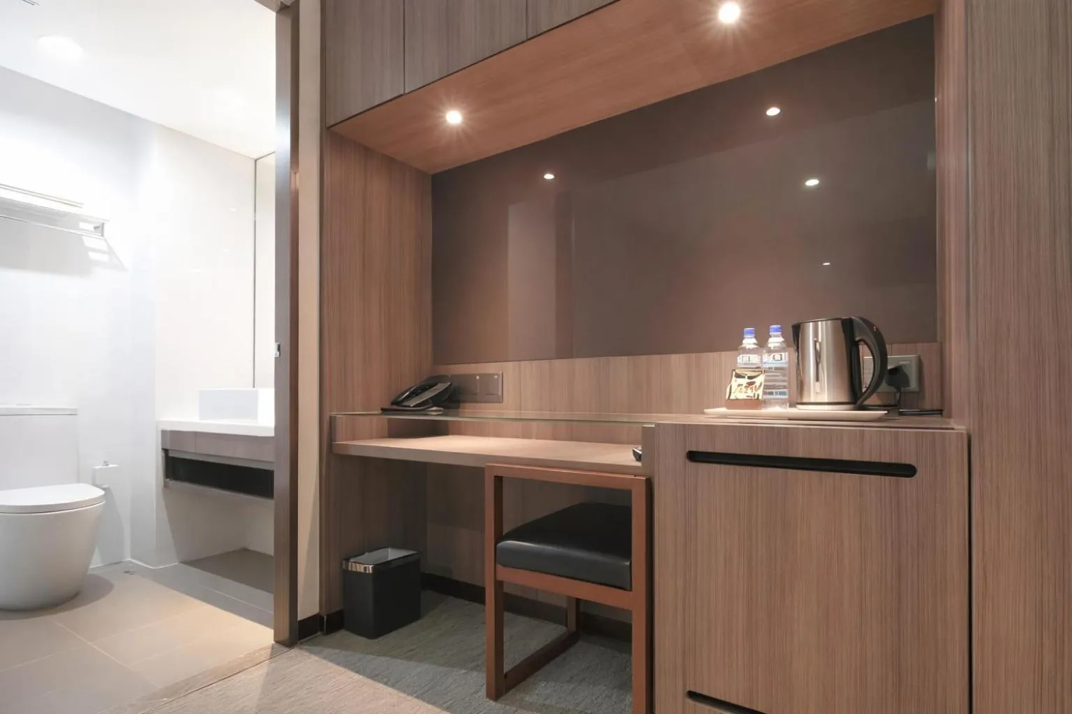 Coffee/tea facilities in Amrise Hotel Kitchener