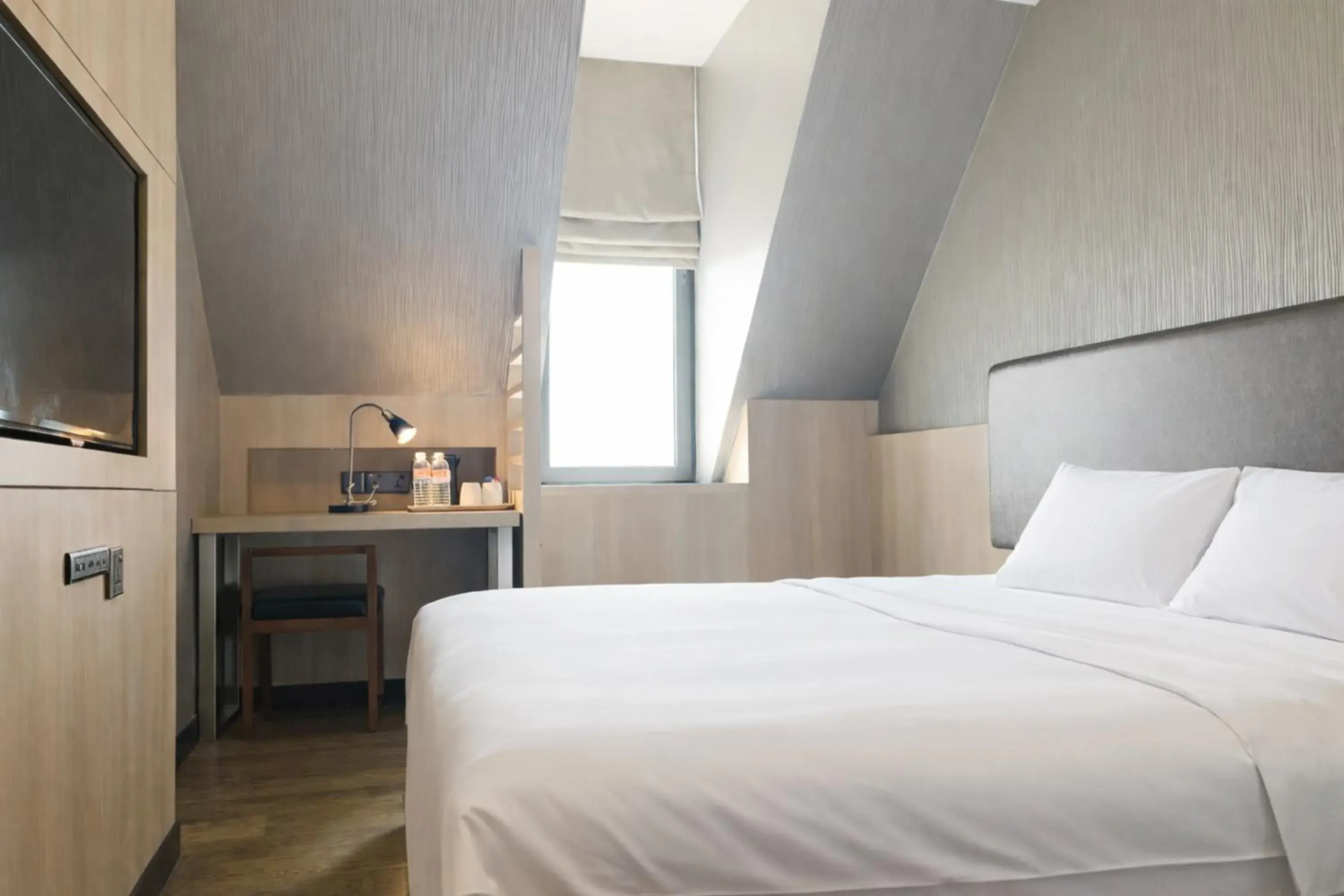 Bedroom, Bed in Amrise Hotel Kitchener Bedroom, Bed in Amrise Hotel Kitchener