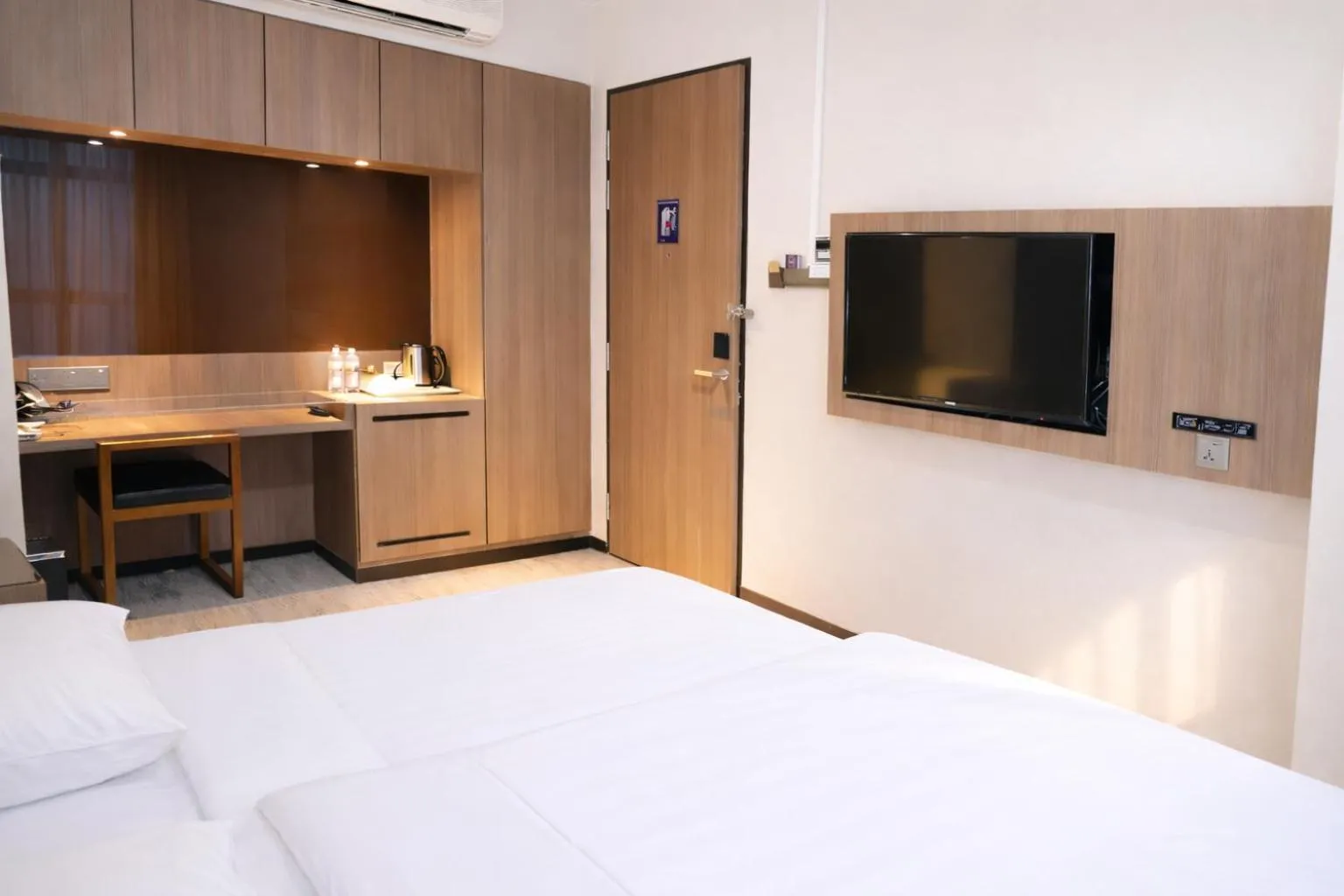 Bedroom, Bed in Amrise Hotel Kitchener