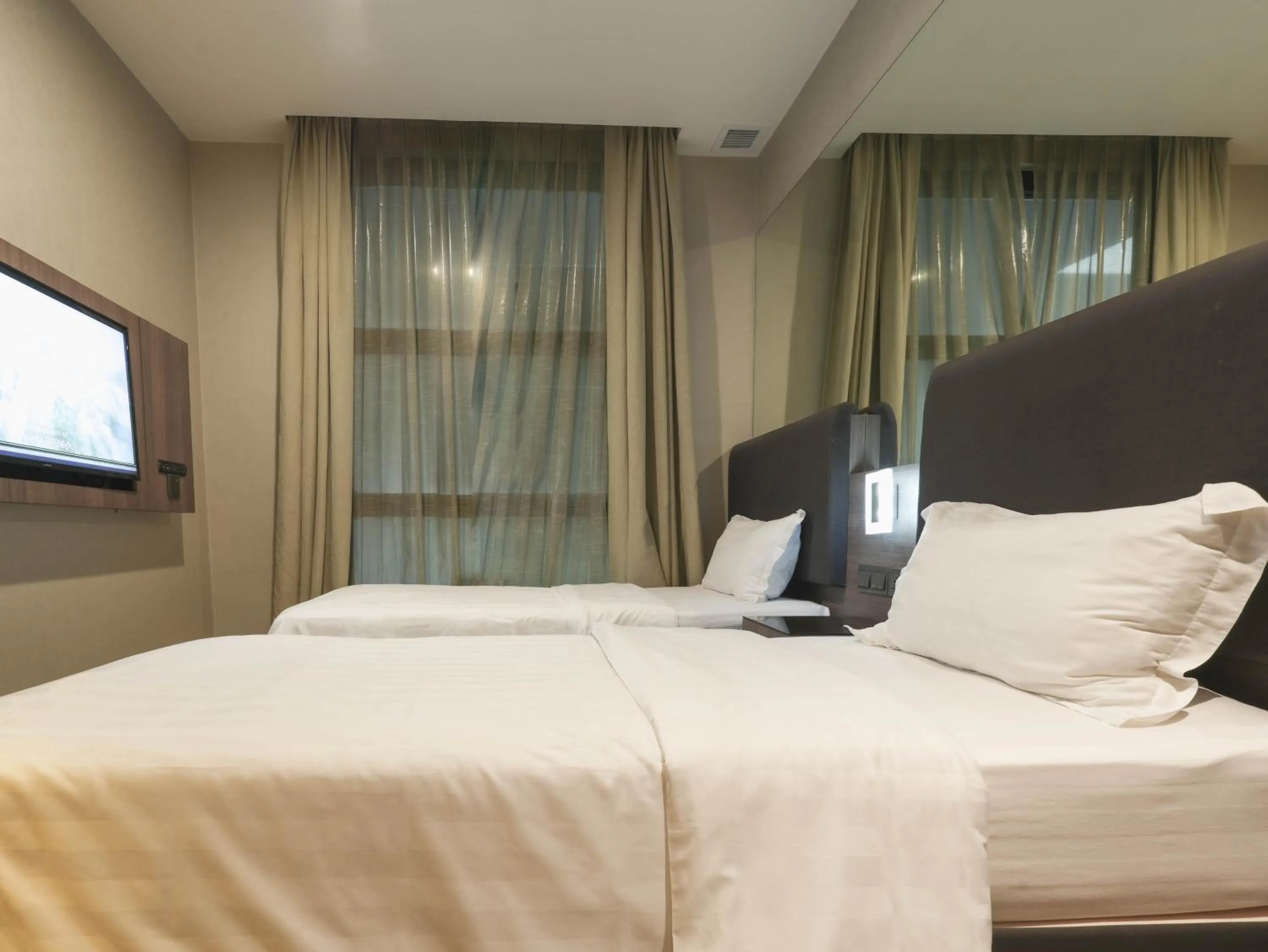 Bed in Amrise Hotel Kitchener