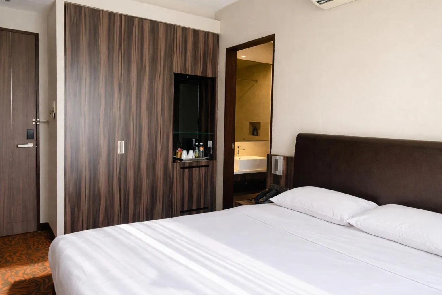 Bedroom, Bed in Amrise Hotel Kitchener