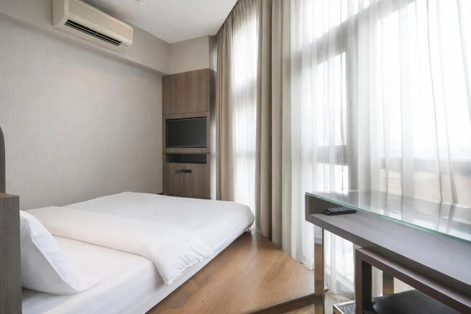 Bedroom, Bed in Amrise Hotel Kitchener