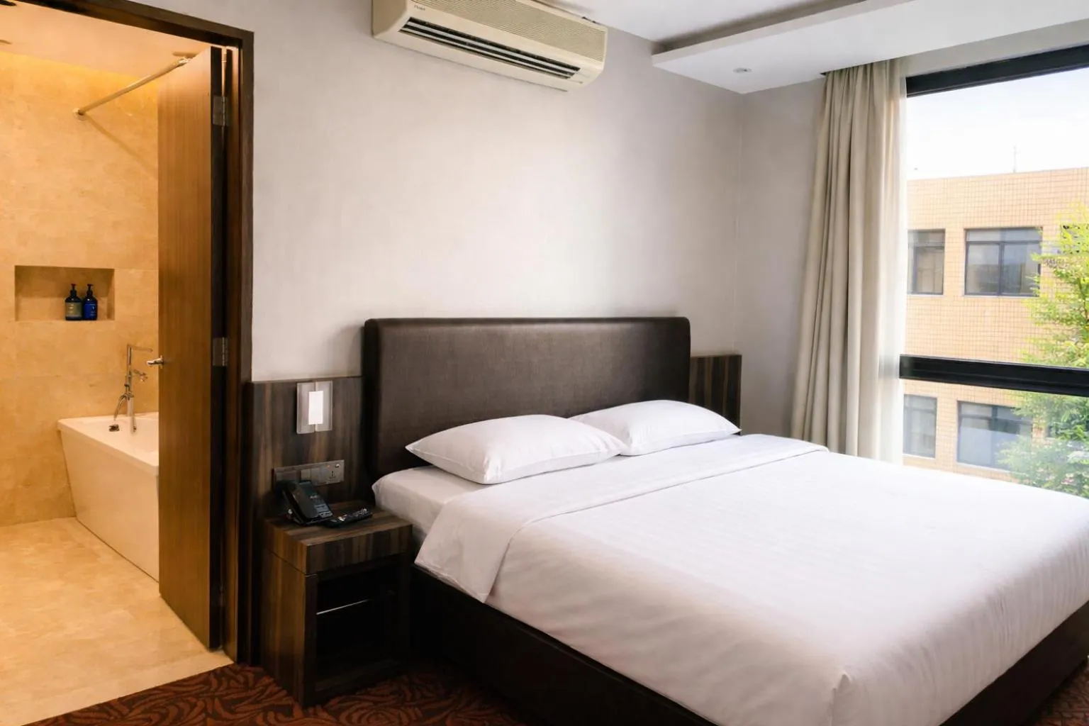 Bedroom, Bed in Amrise Hotel Kitchener