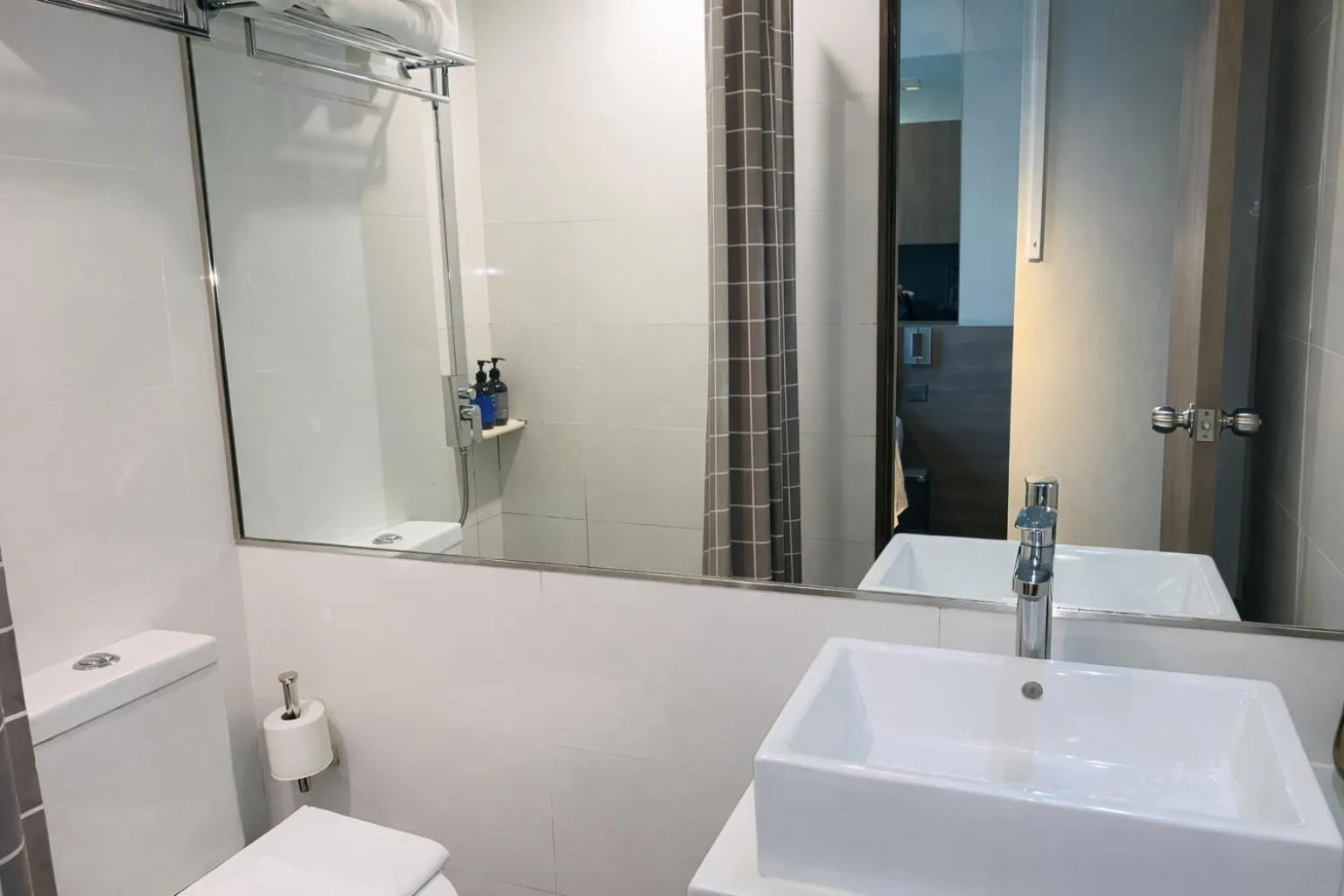 Bathroom in Amrise Hotel Kitchener
