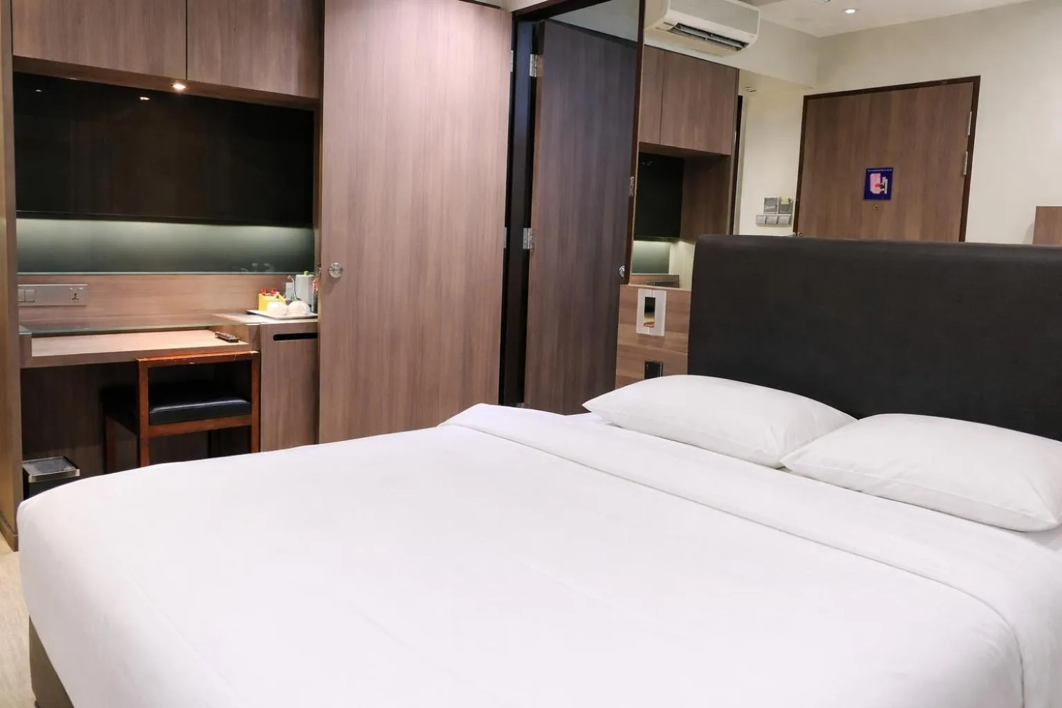 Bedroom, Bed in Amrise Hotel Kitchener