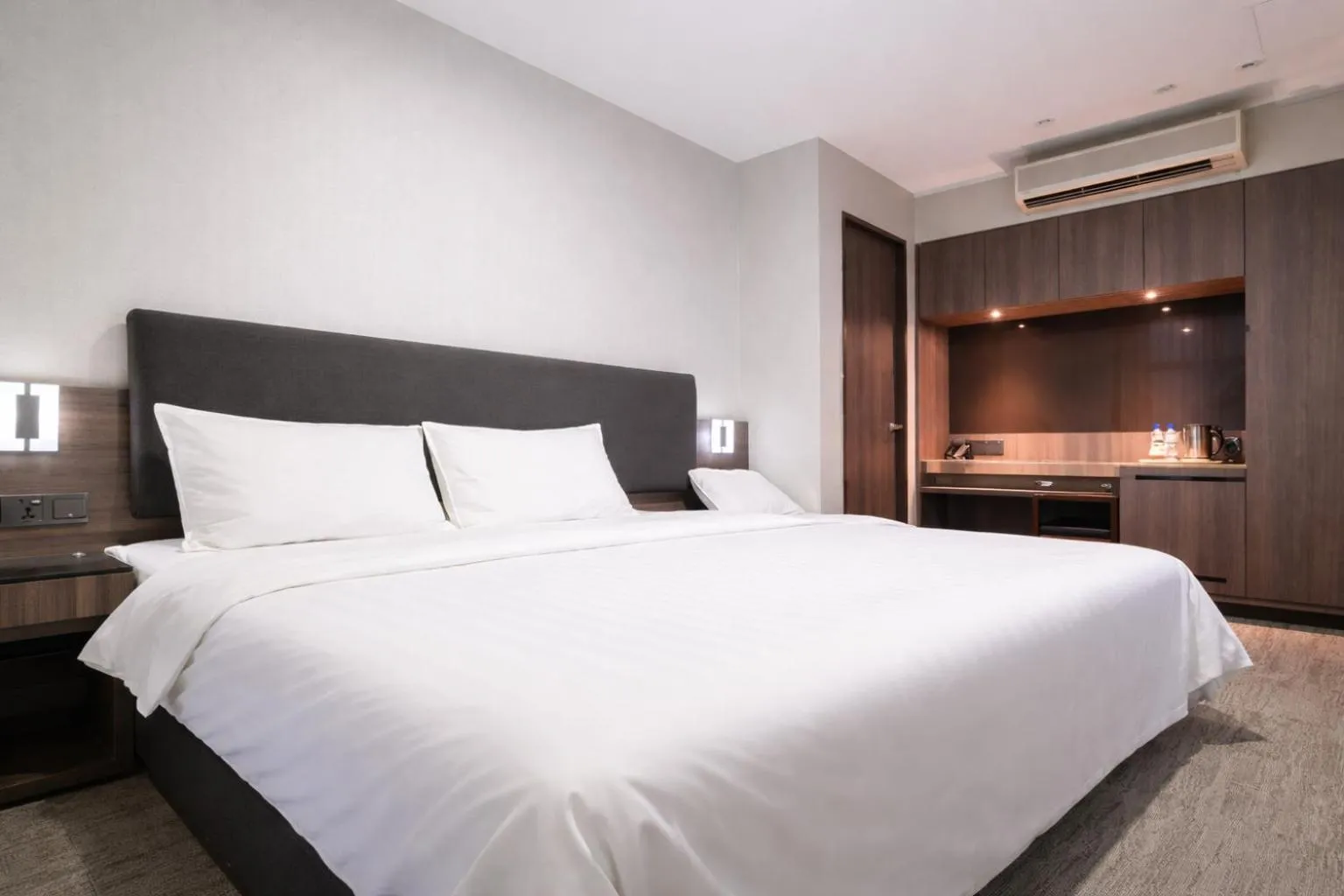 Bedroom, Bed in Amrise Hotel Kitchener