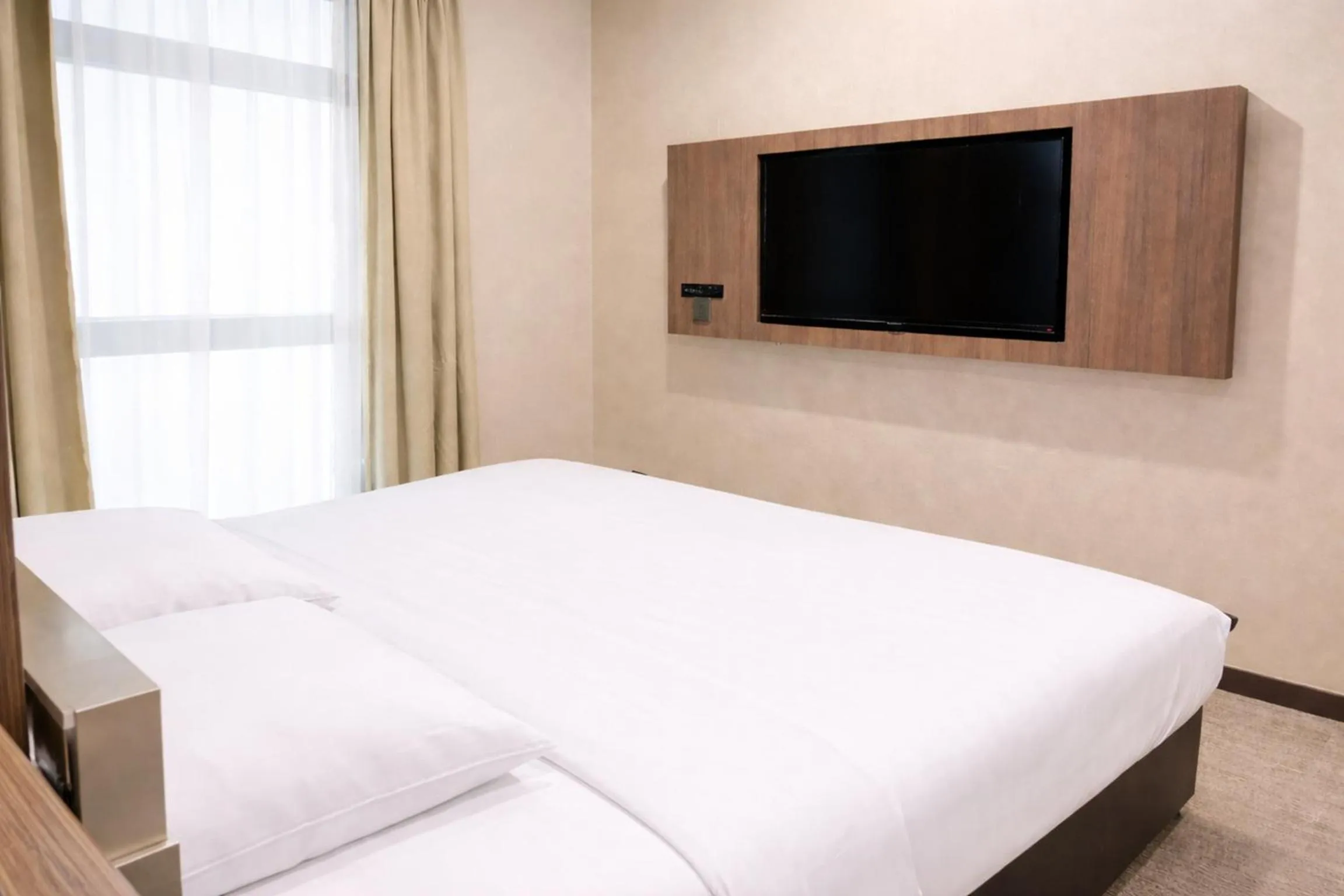 Bedroom, Bed in Amrise Hotel Kitchener