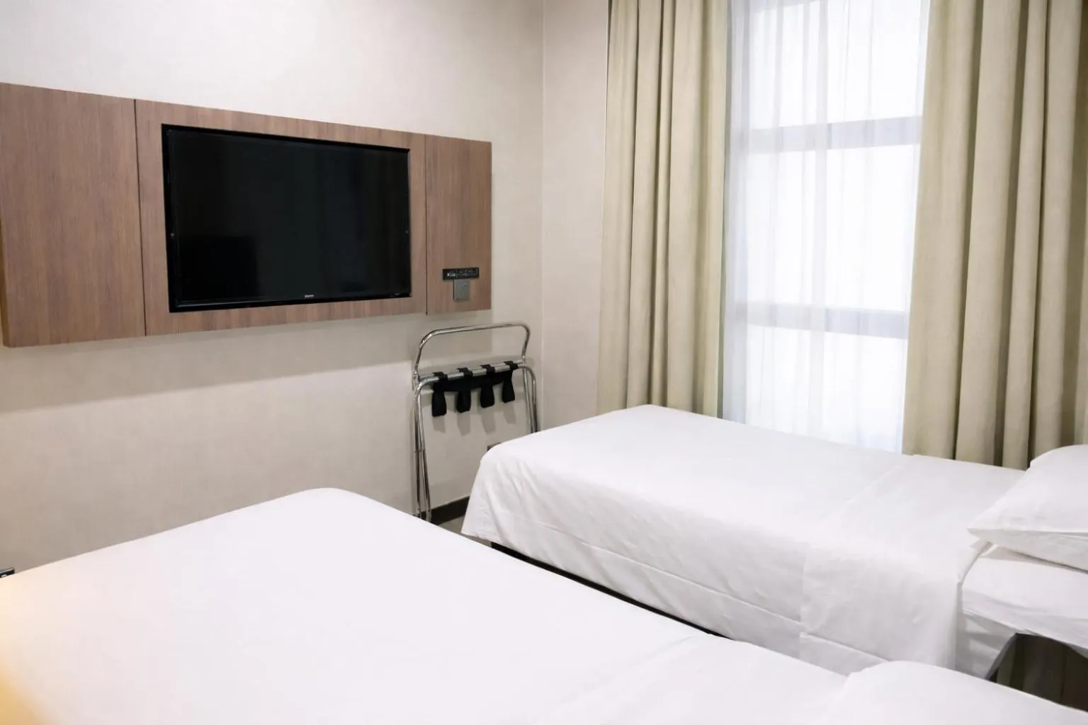 Bedroom, Bed in Amrise Hotel Kitchener