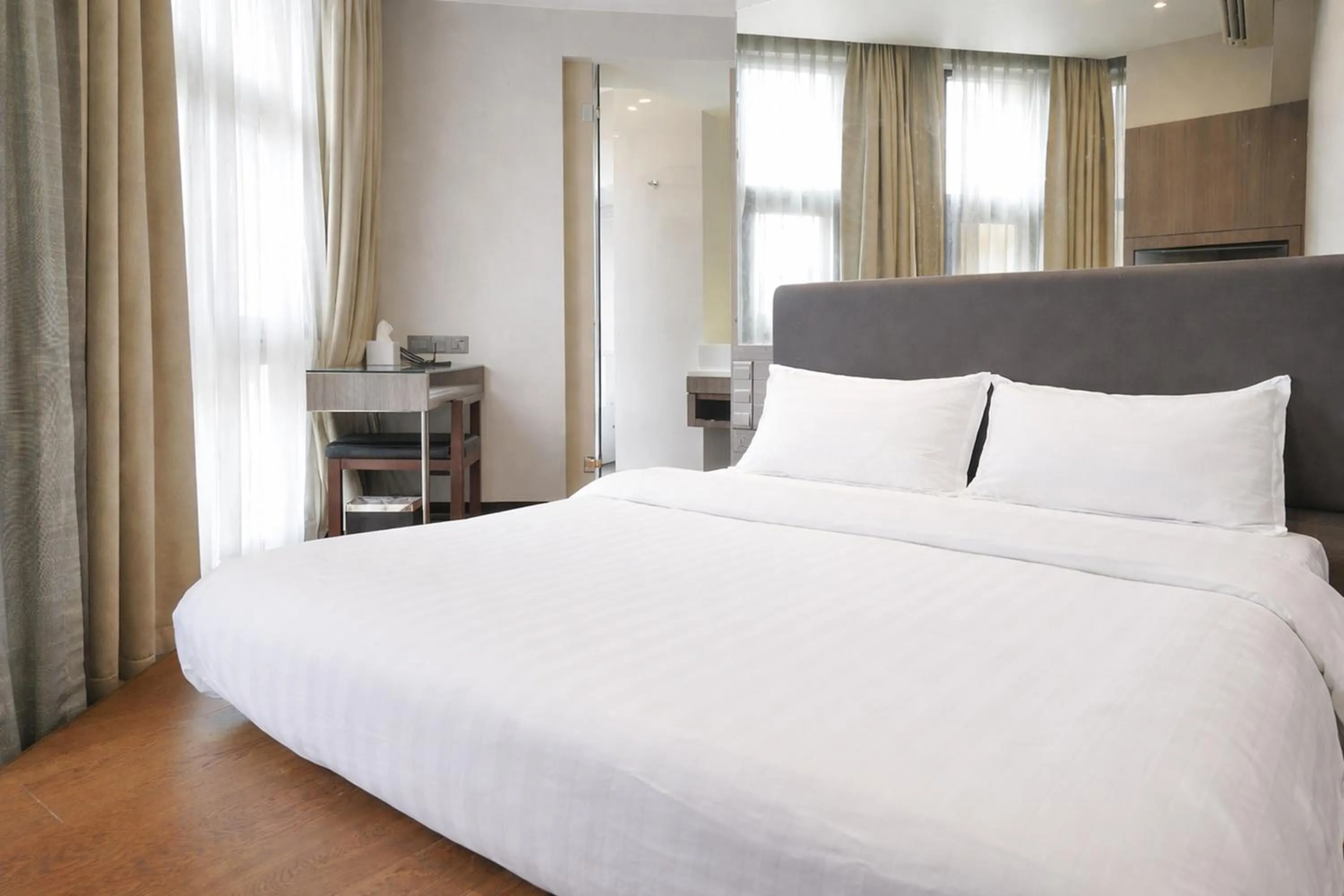 Bedroom, Bed in Amrise Hotel Kitchener