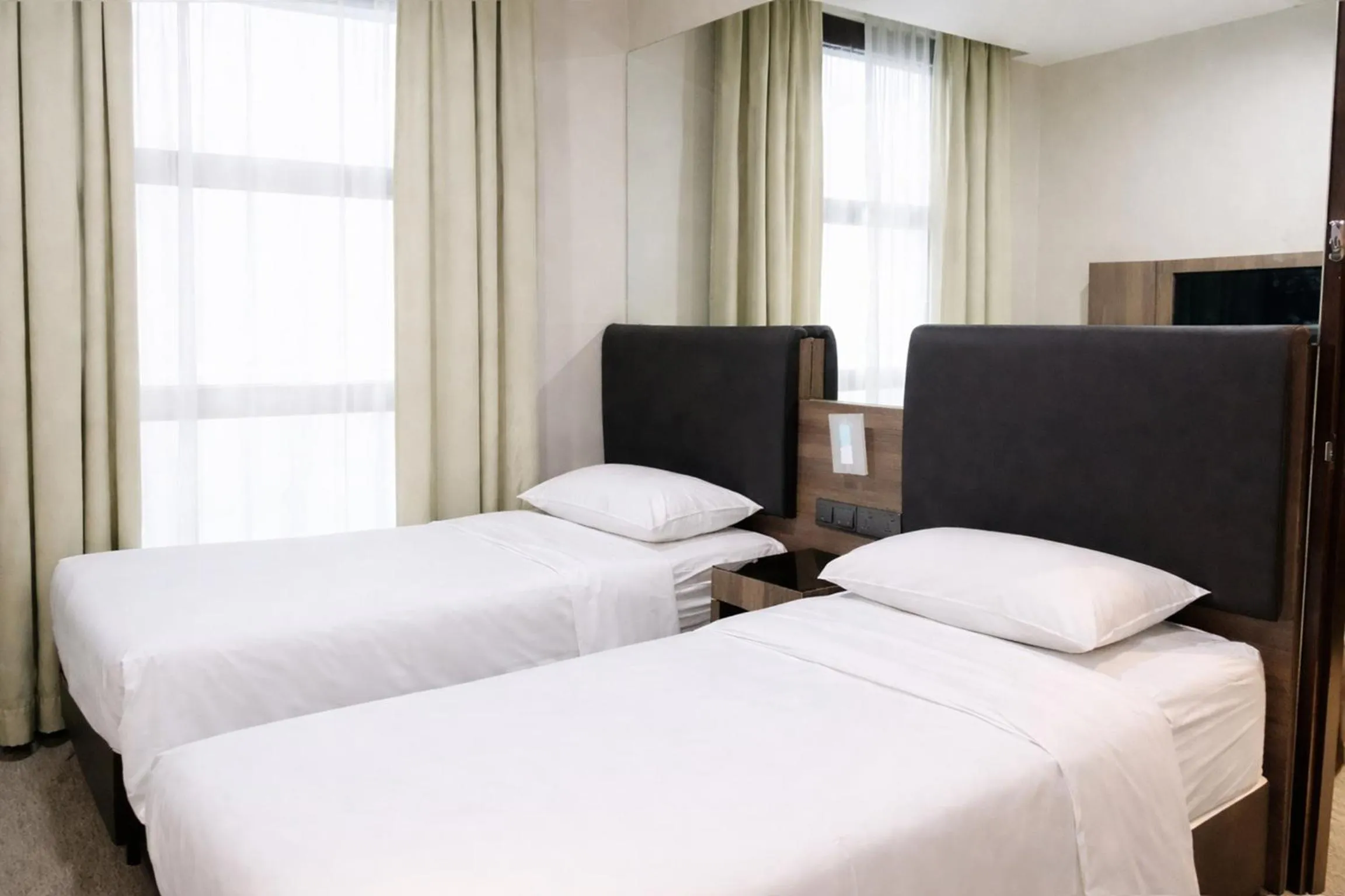 Bedroom, Bed in Amrise Hotel Kitchener