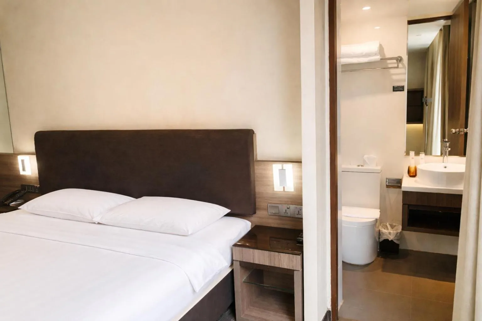 Bedroom, Bed in Amrise Hotel Kitchener