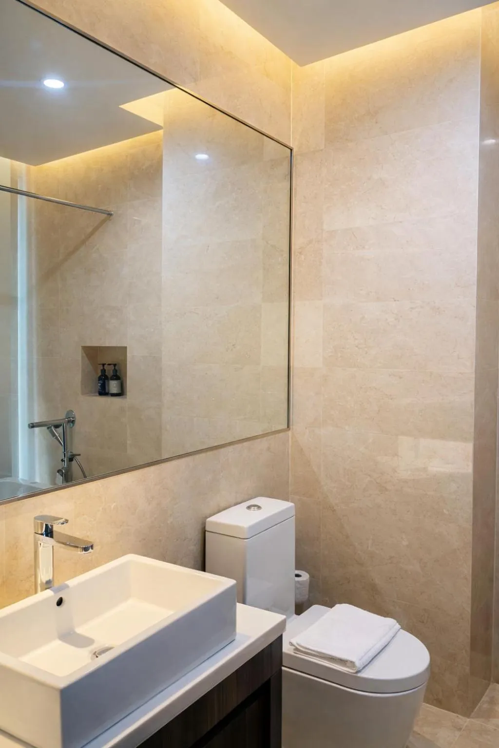 Bathroom in Amrise Hotel Kitchener