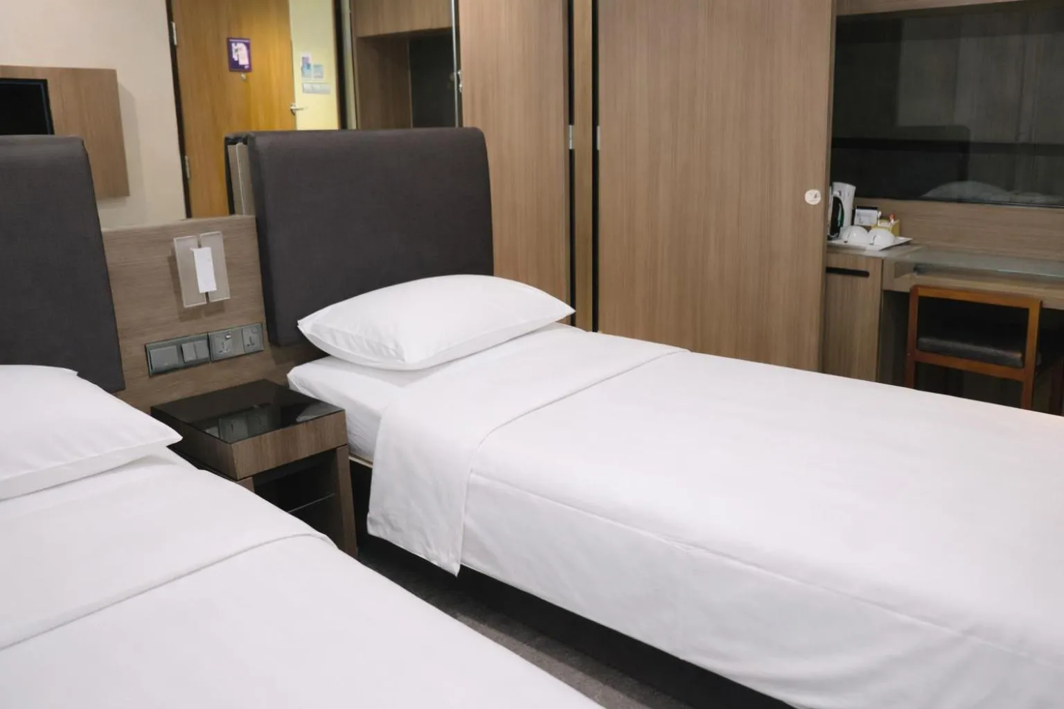 Bedroom, Bed in Amrise Hotel Kitchener