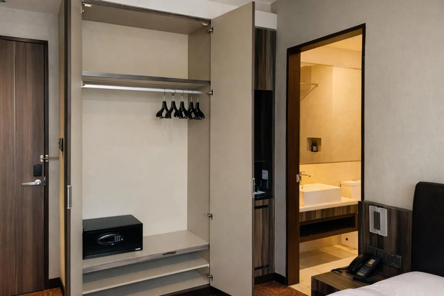 wardrobe, Bed in Amrise Hotel Kitchener