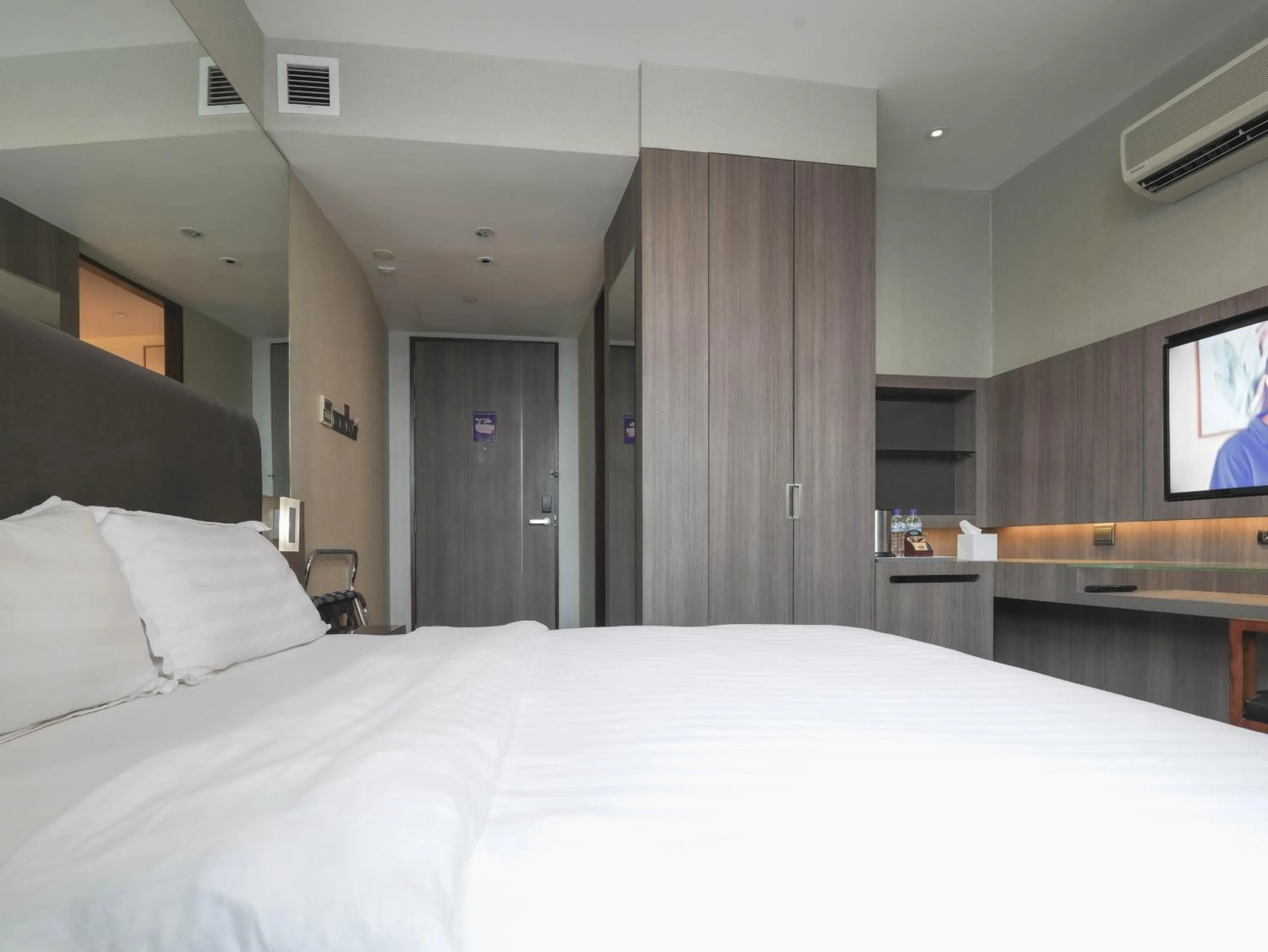 Bed in Amrise Hotel Kitchener