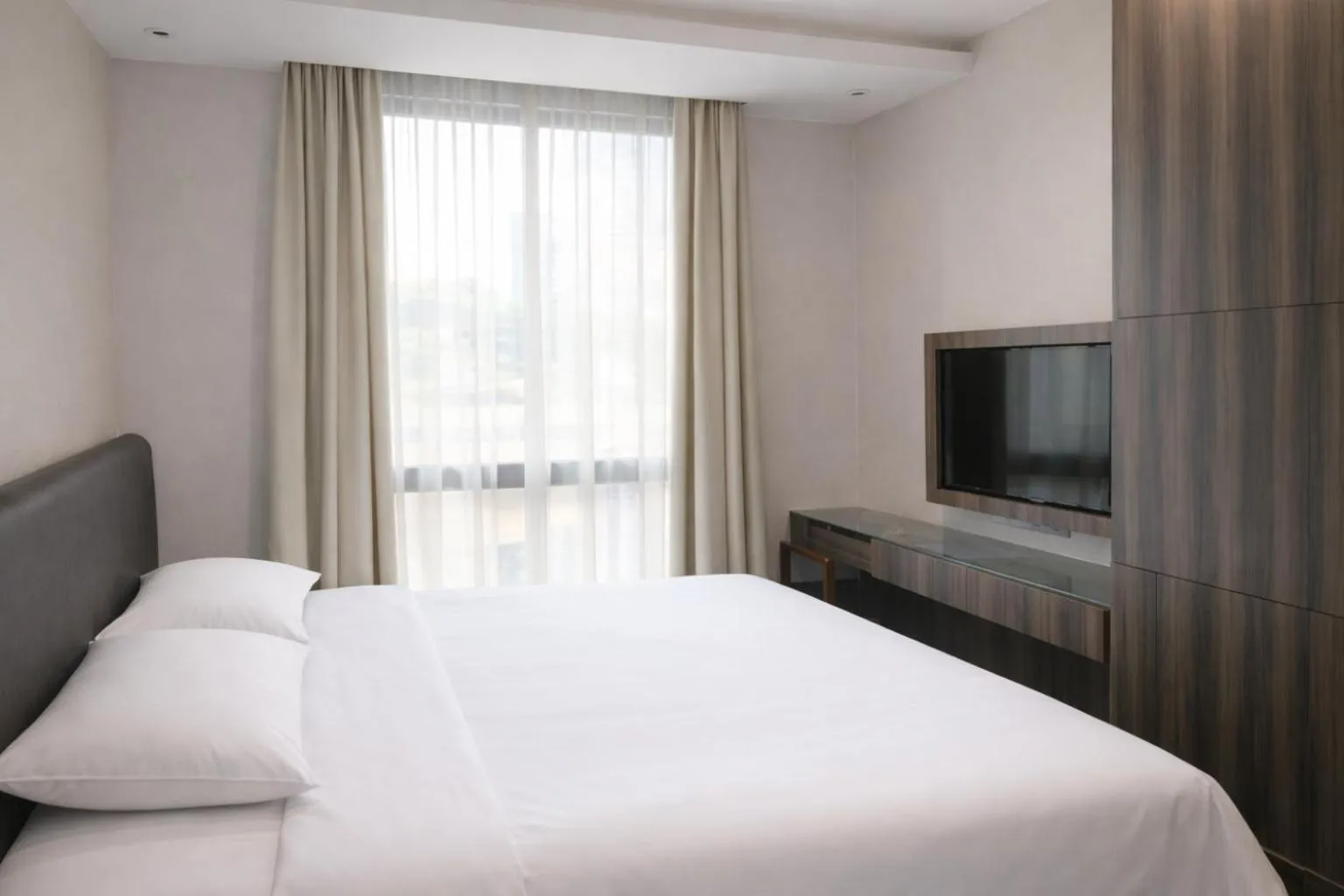 Bedroom, Bed in Amrise Hotel Kitchener