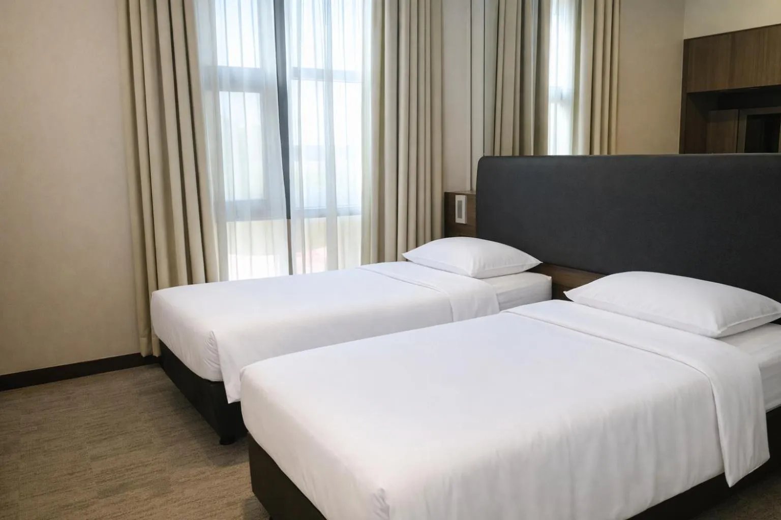 Bedroom, Bed in Amrise Hotel Kitchener