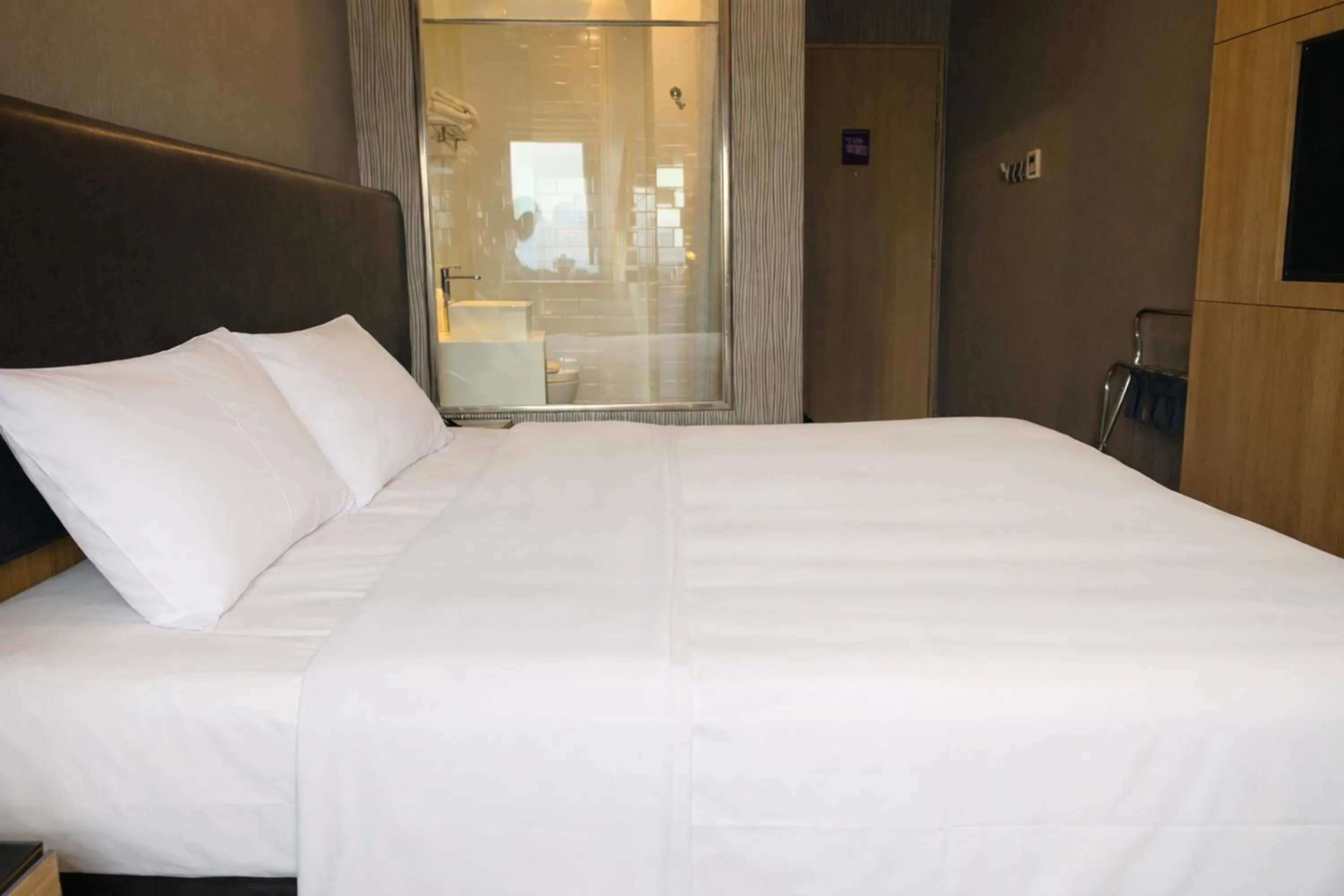 Bedroom, Bed in Amrise Hotel Kitchener