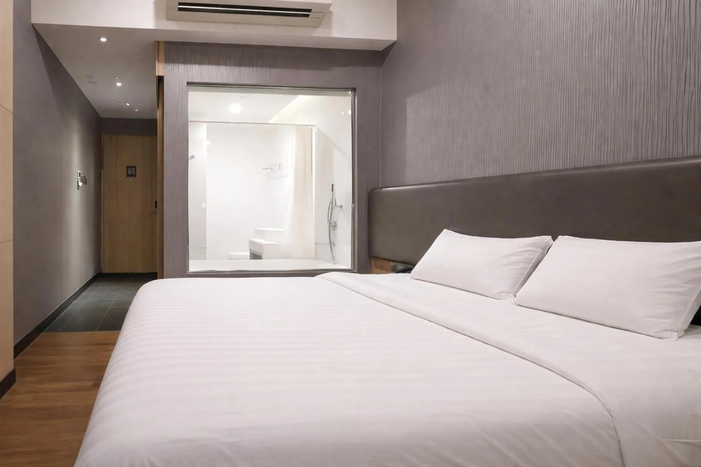 Bedroom, Bed in Amrise Hotel Kitchener