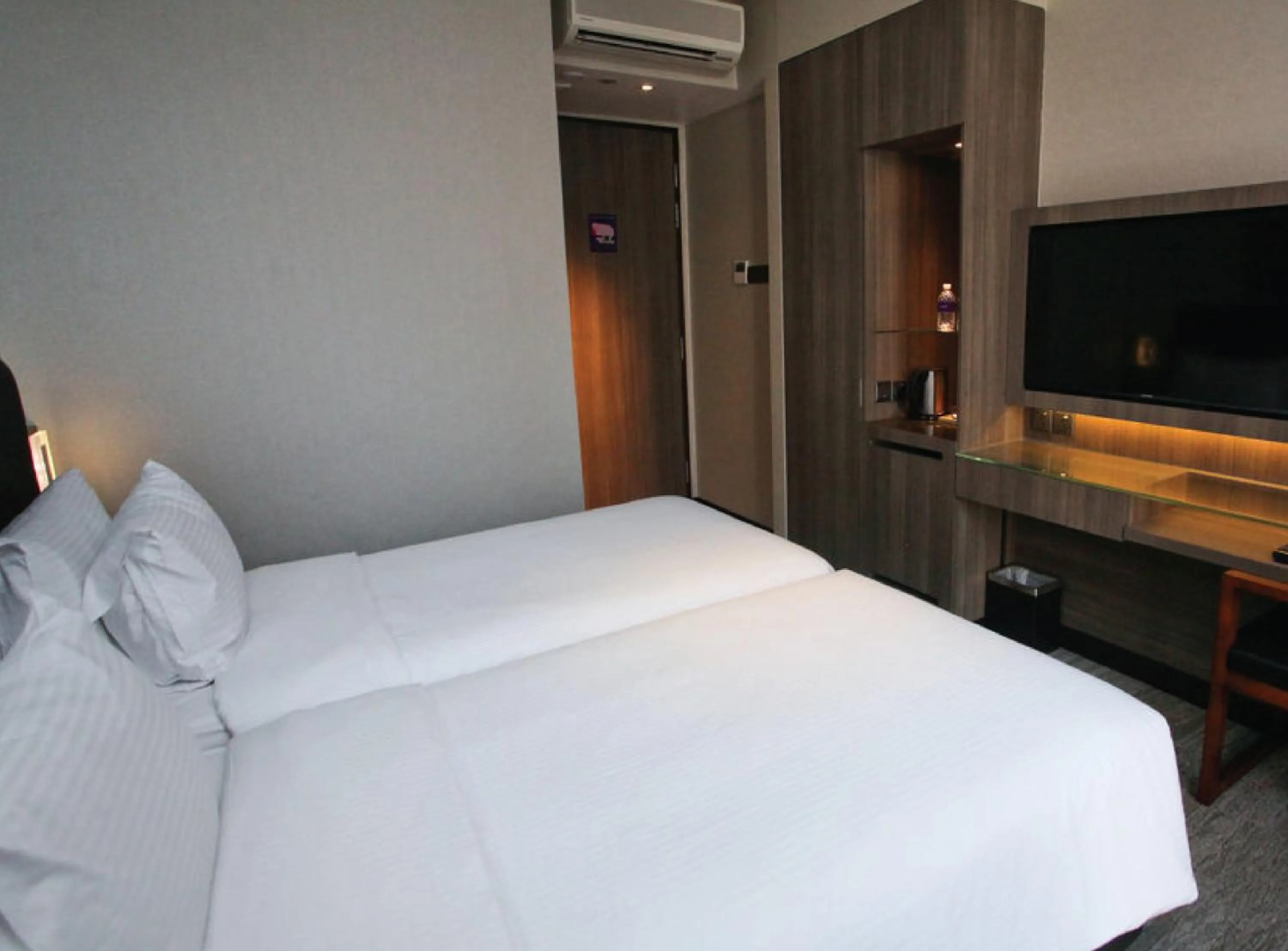 Bed in Amrise Hotel Kitchener