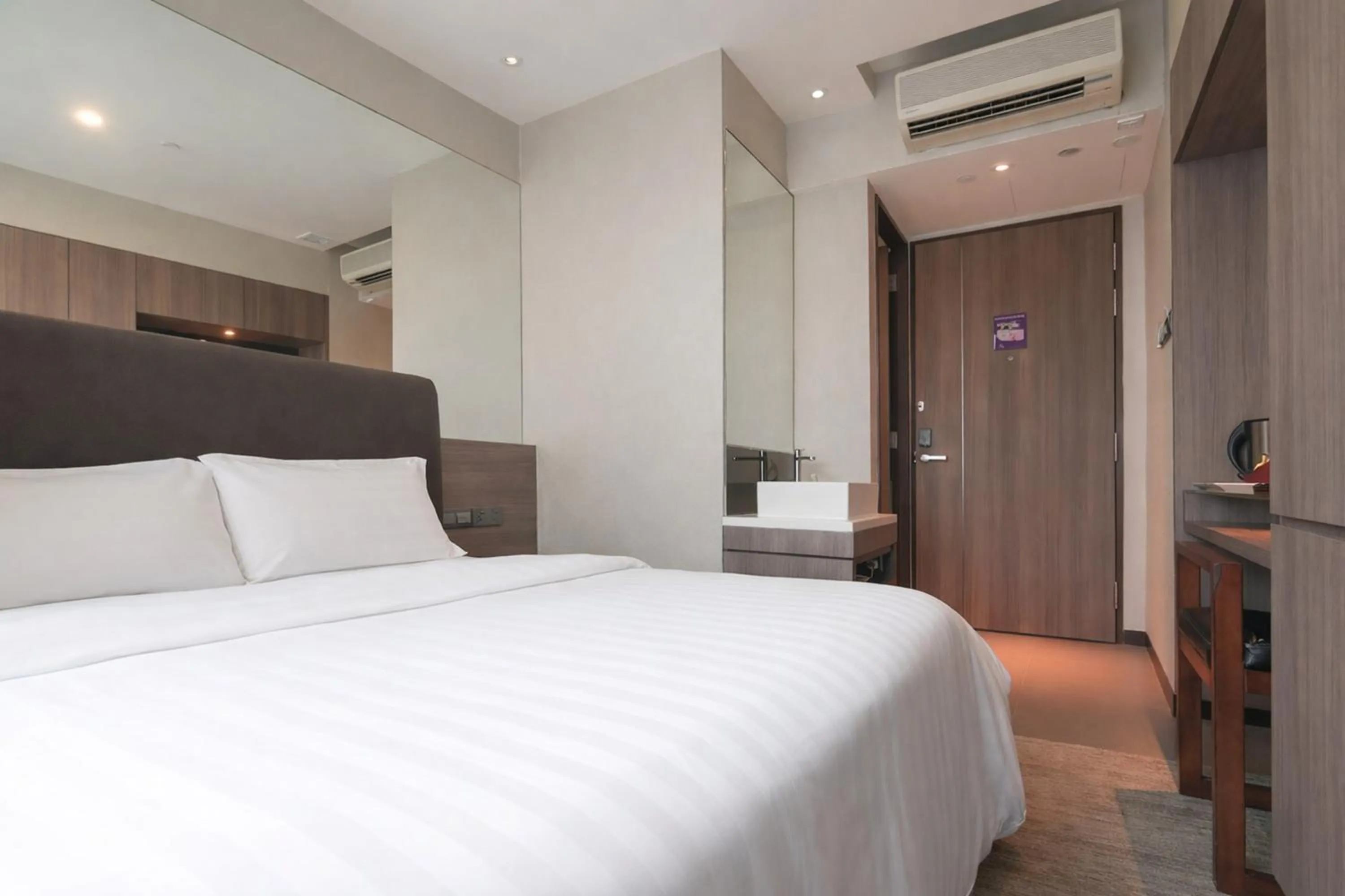 Bedroom, Bed in Amrise Hotel Kitchener