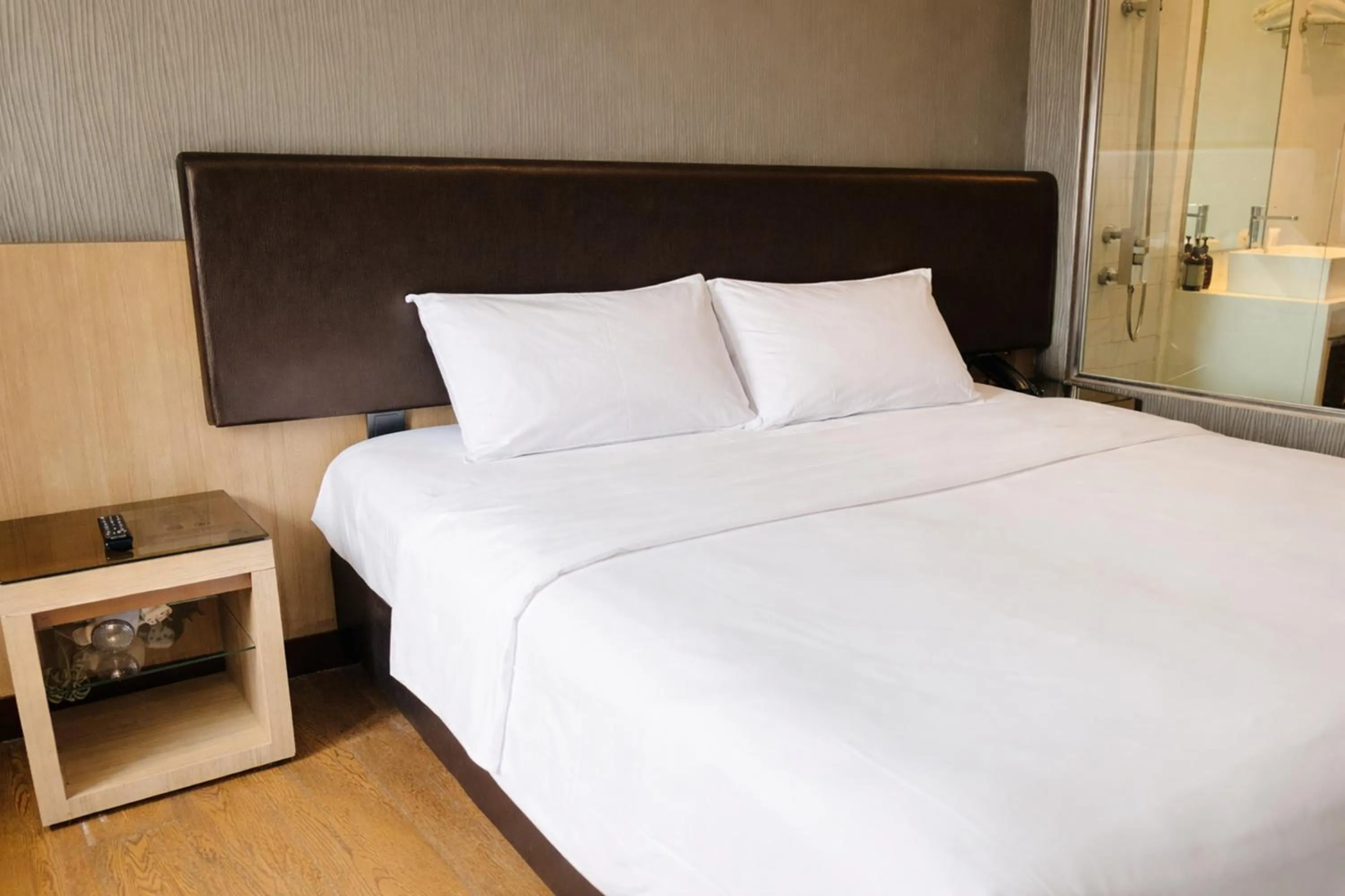 Bedroom, Bed in Amrise Hotel Kitchener