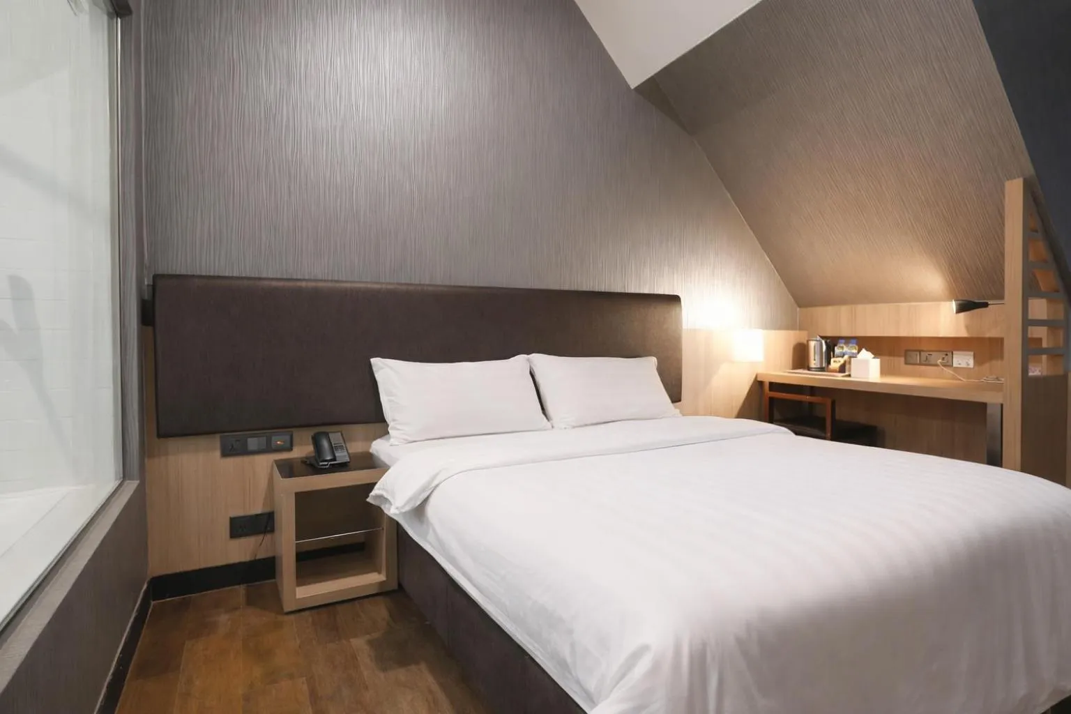 Bedroom, Bed in Amrise Hotel Kitchener