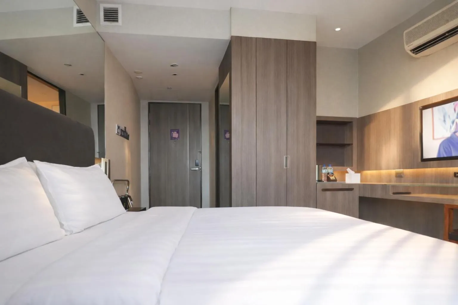 Bedroom, Bed in Amrise Hotel Kitchener