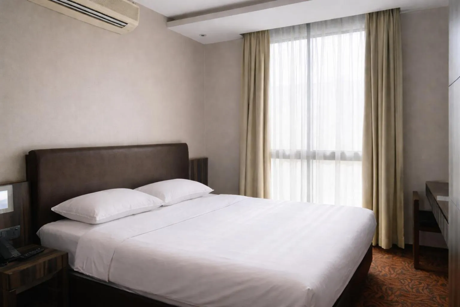 Bedroom, Bed in Amrise Hotel Kitchener