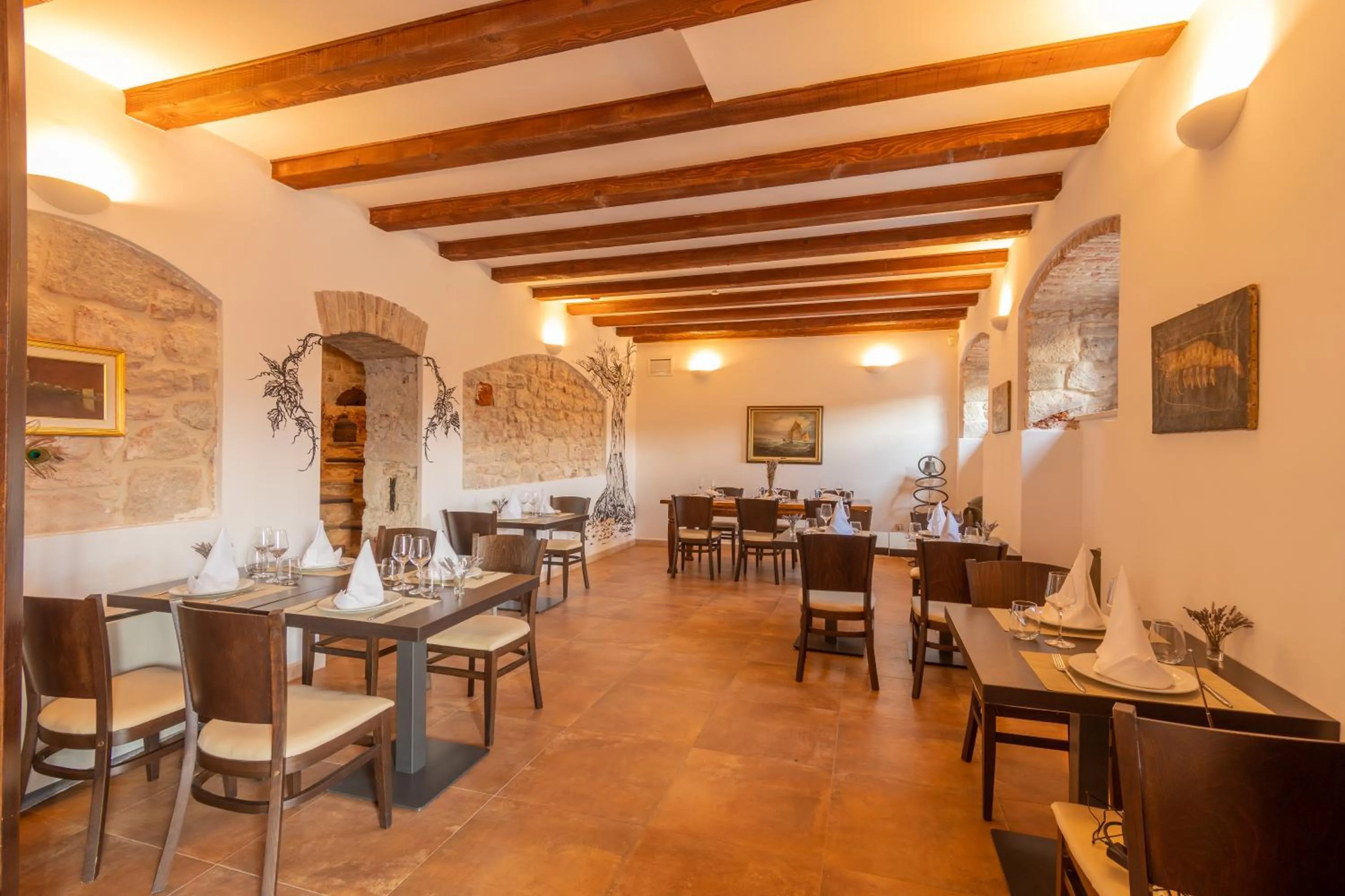 Restaurant/places to eat in B&B Heritage Villa Apolon