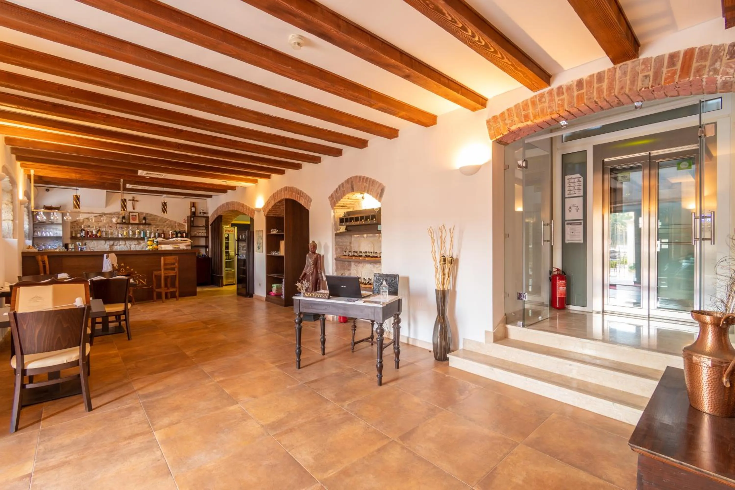 Restaurant/places to eat in B&B Heritage Villa Apolon