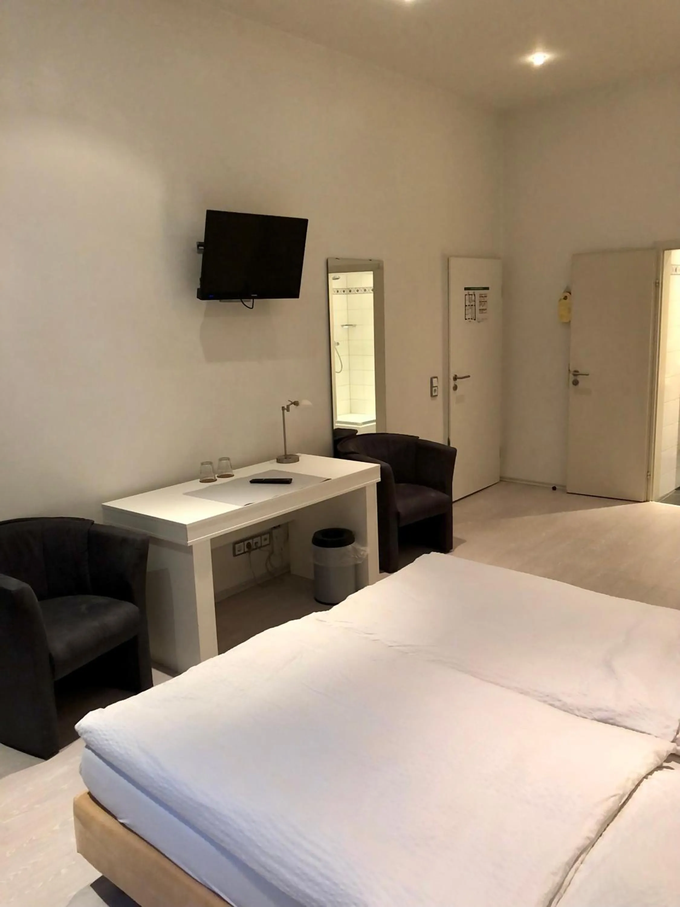 hair dresser, Bed in Hotel am Bahnhof