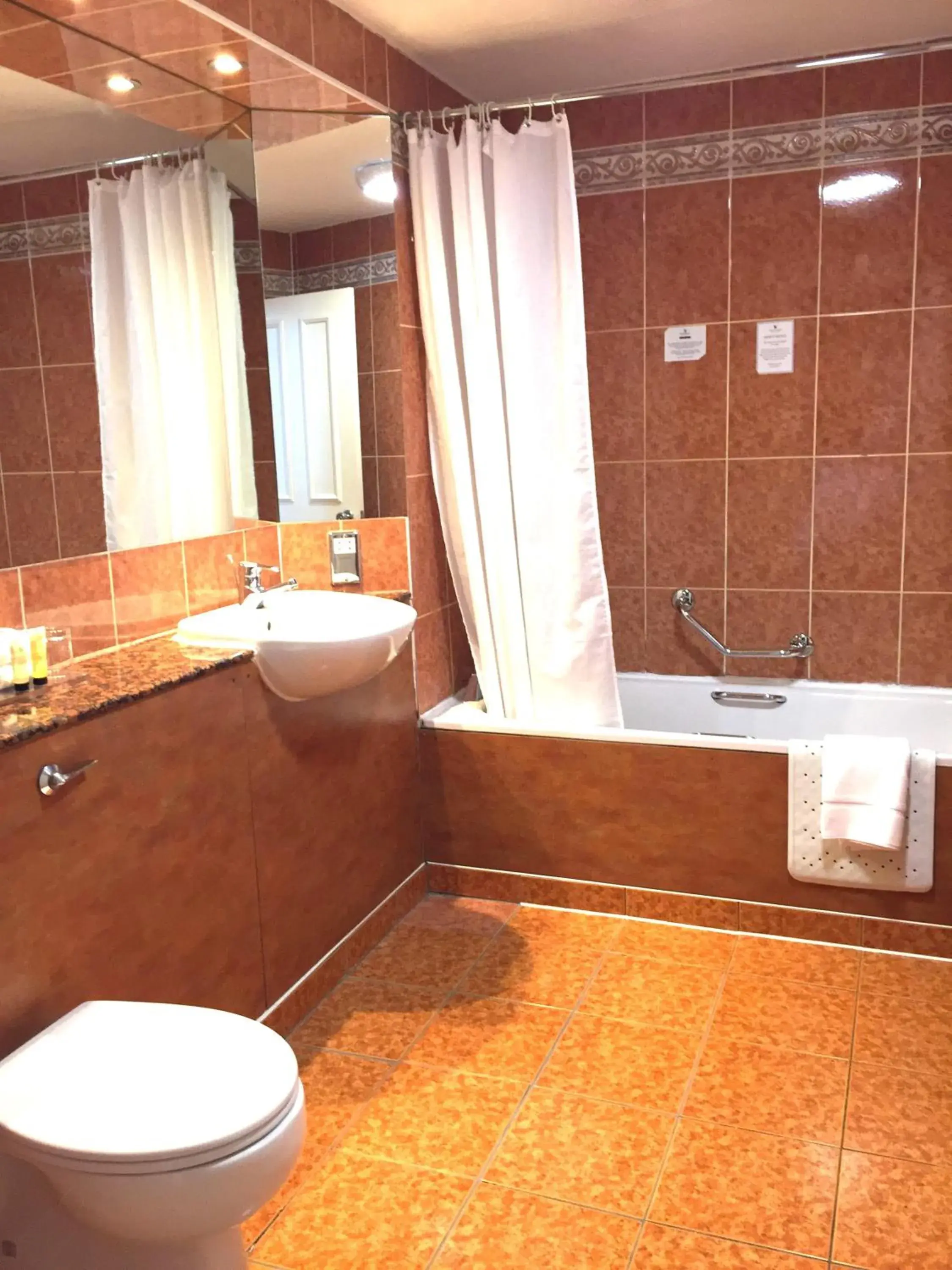 Bathroom in Millennium Hotel Glasgow Bathroom in Millennium Hotel Glasgow