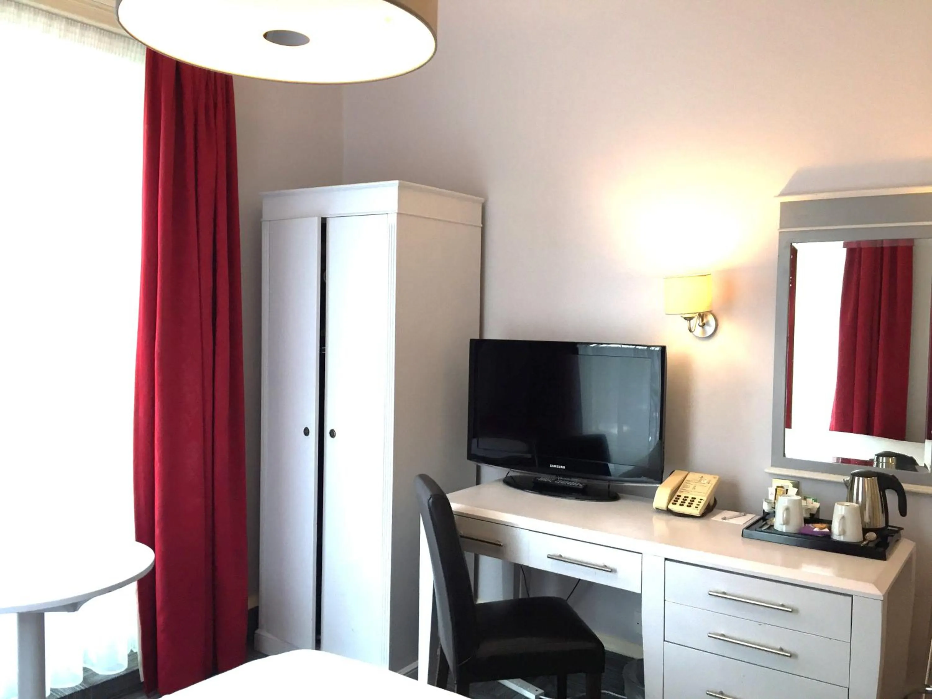 Coffee/tea facilities, Bed in Millennium Hotel Glasgow