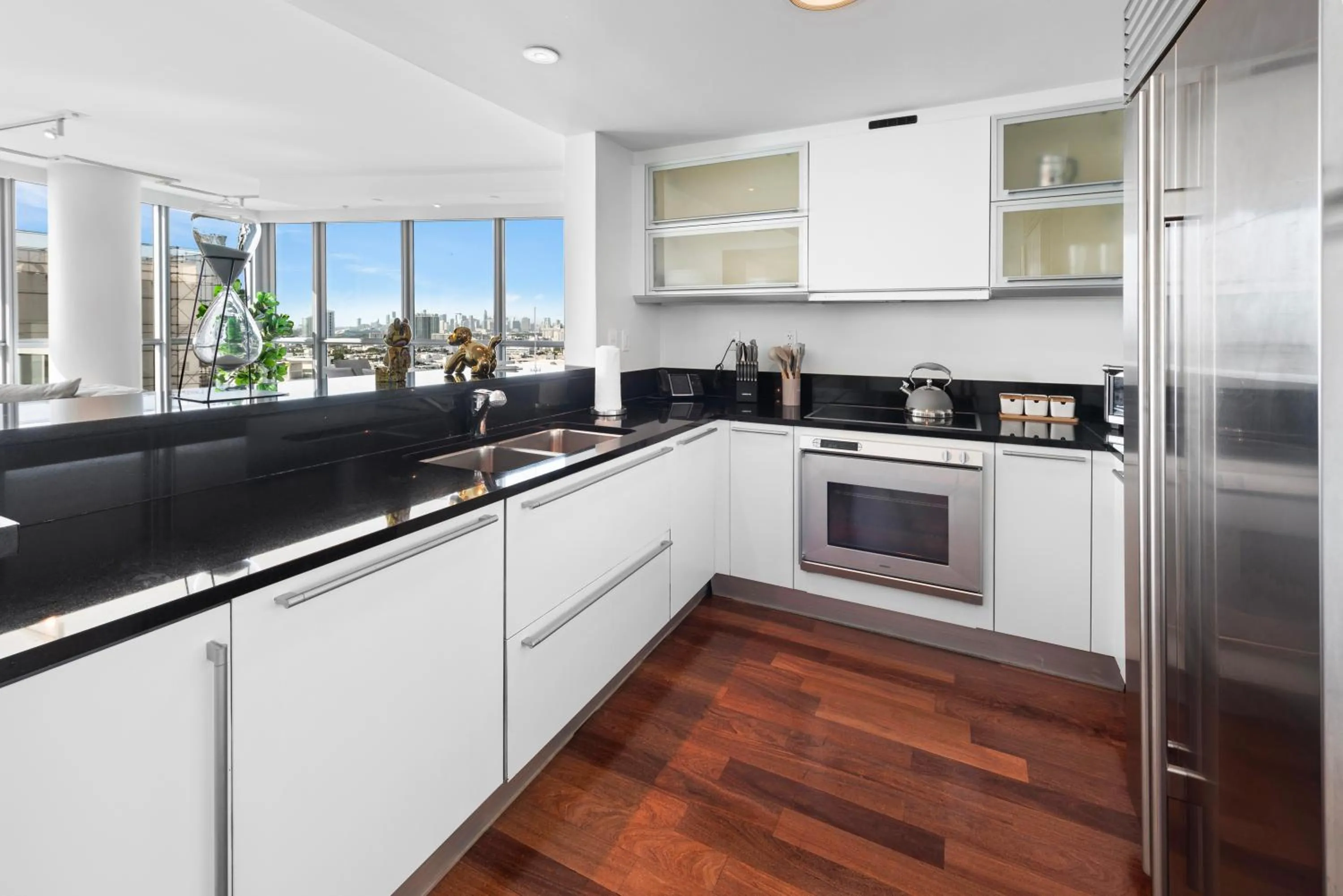 Kitchen or kitchenette in THE SETAI 5 STARS HOTEL-RESIDENCE MIAMI BEACH OCEANVIEW 2 Bedroom UNIQUE