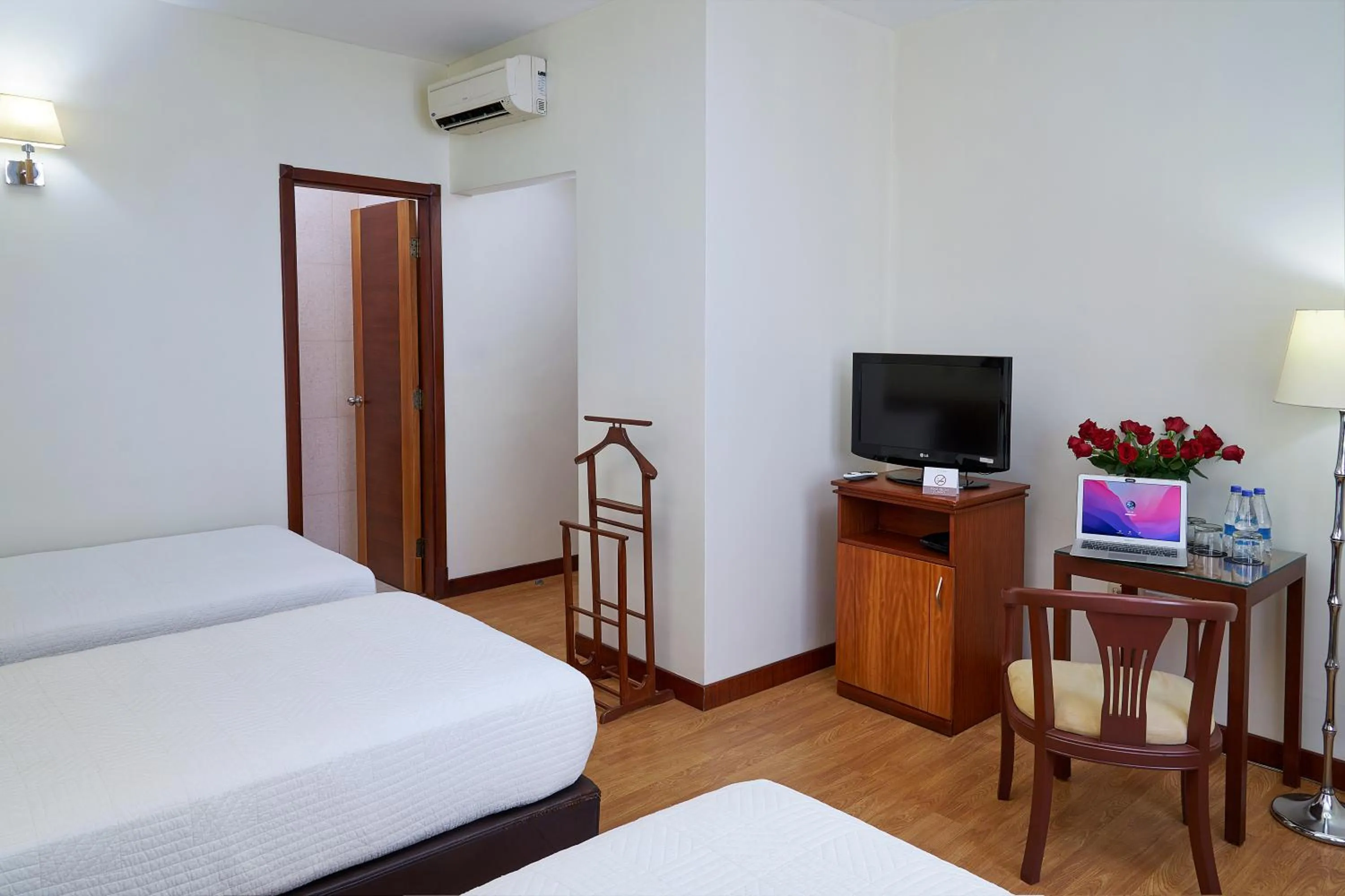 Communal lounge/ TV room, Bed in Hotel Cityzen Guayaquil