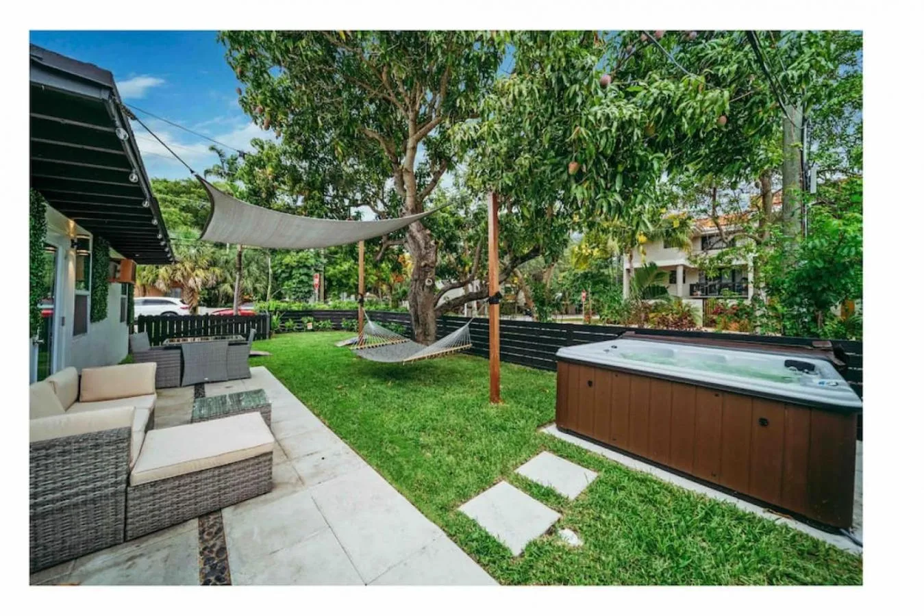 Apartment in Mango Lovers Zen Beach Retreat w Hot Tub