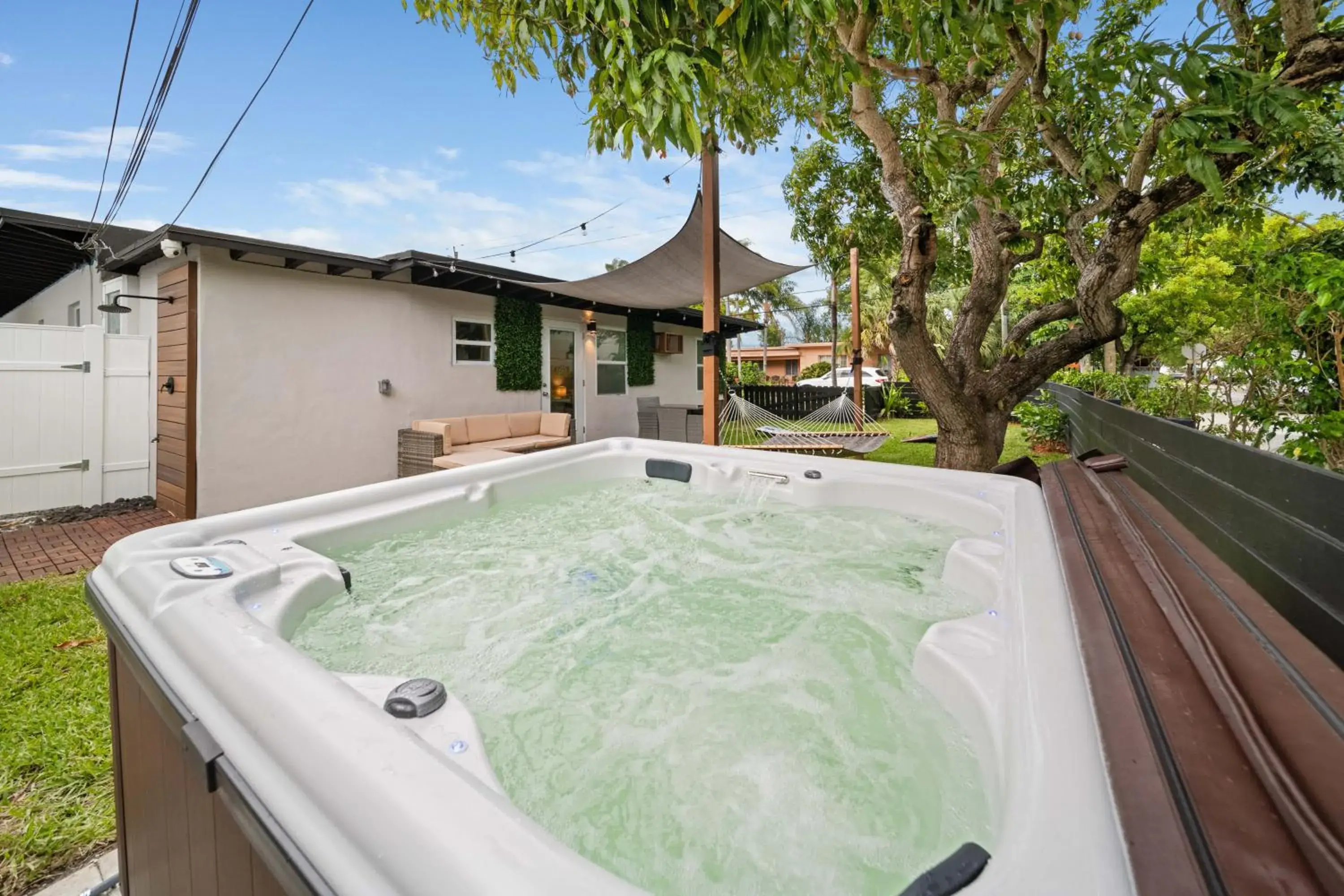 Apartment in Mango Lovers Zen Beach Retreat w Hot Tub Apartment in Mango Lovers Zen Beach Retreat w Hot Tub