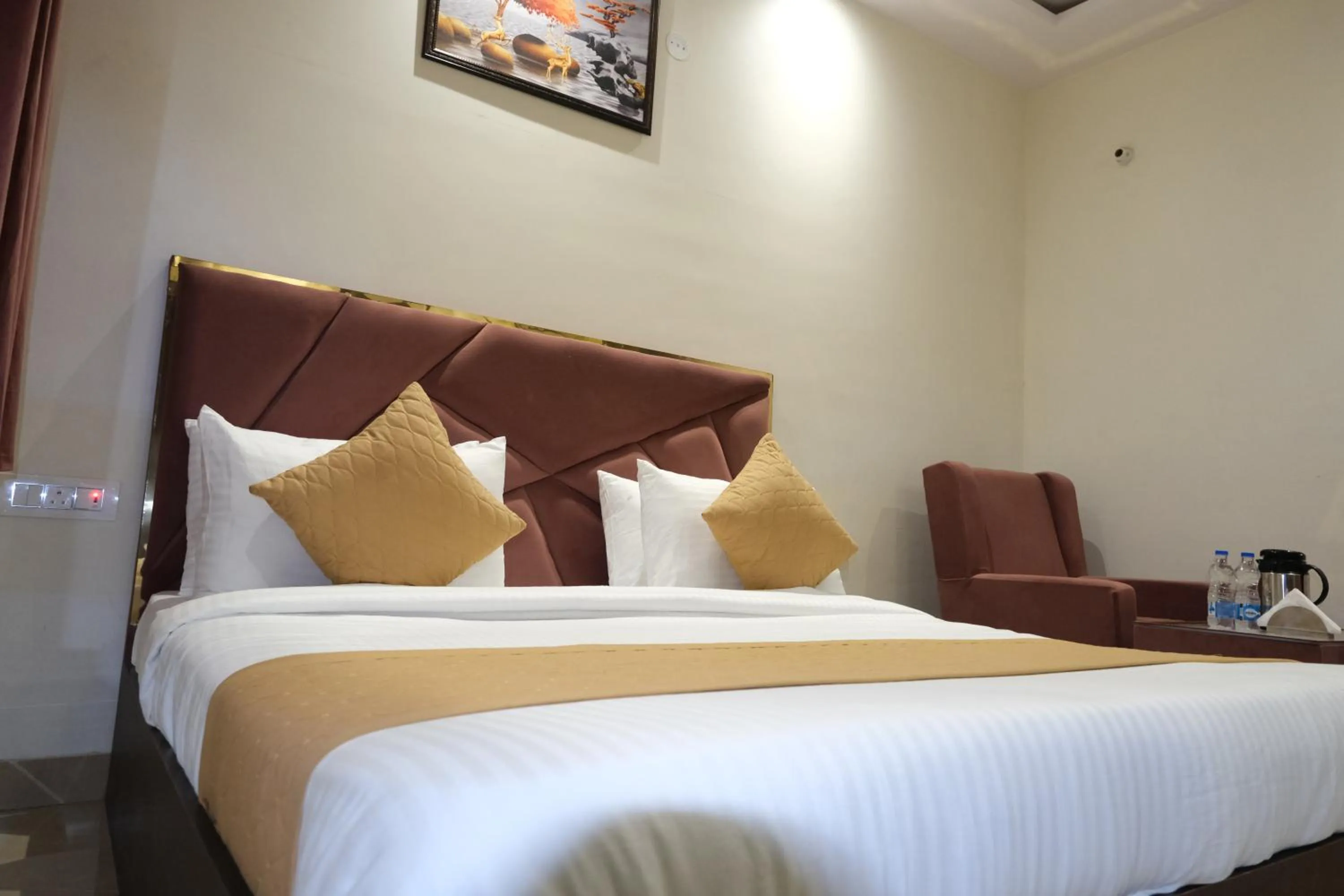 Bed in Hotel De Hocks Deluxe - New Delhi Railway Station