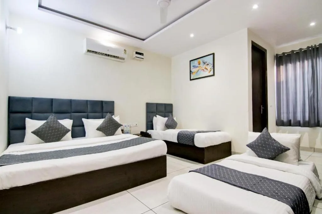 Bed in Hotel De Hocks Deluxe - New Delhi Railway Station