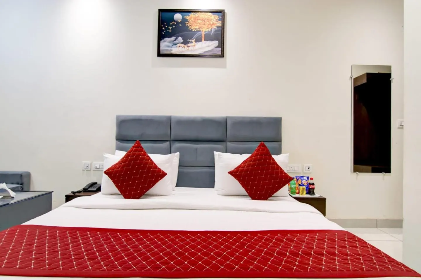 Bed in Hotel De Hocks Deluxe - New Delhi Railway Station