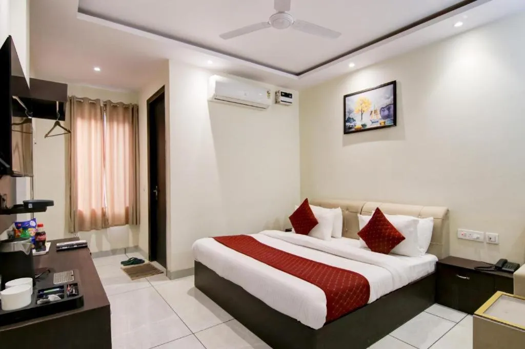 Bed in Hotel De Hocks Deluxe - New Delhi Railway Station