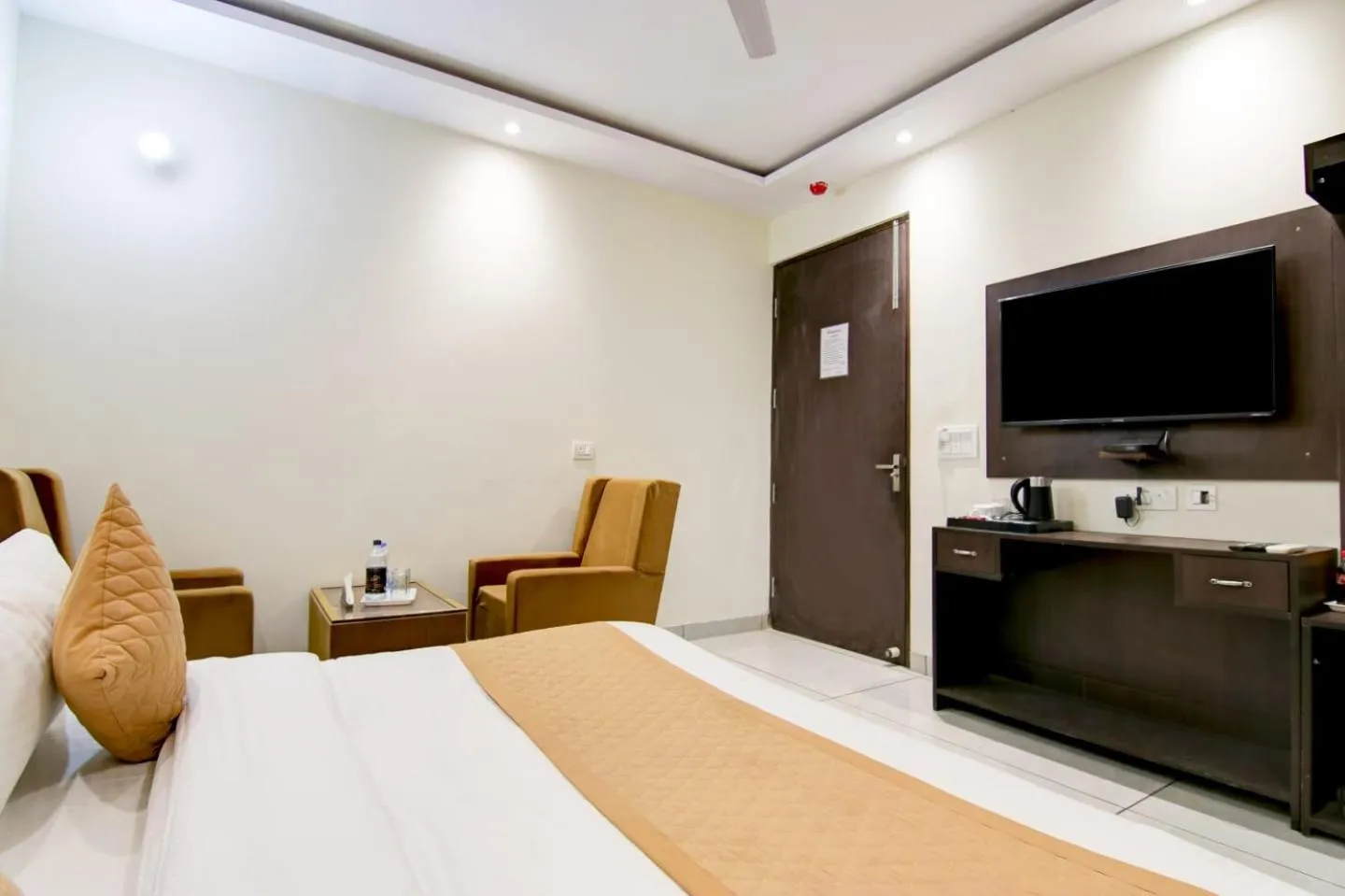 Bed in Hotel De Hocks Deluxe - New Delhi Railway Station