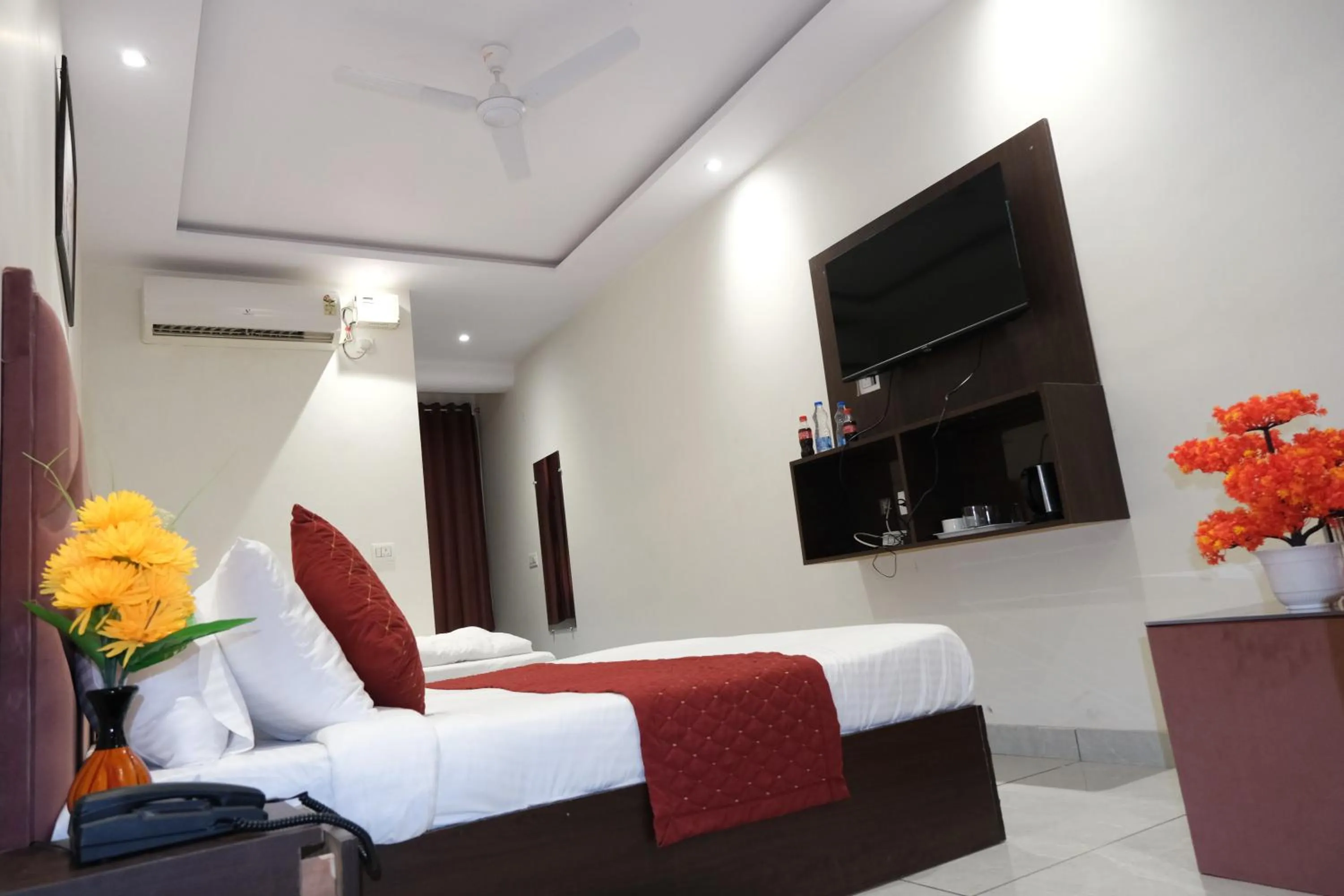 Bed in Hotel De Hocks Deluxe - New Delhi Railway Station